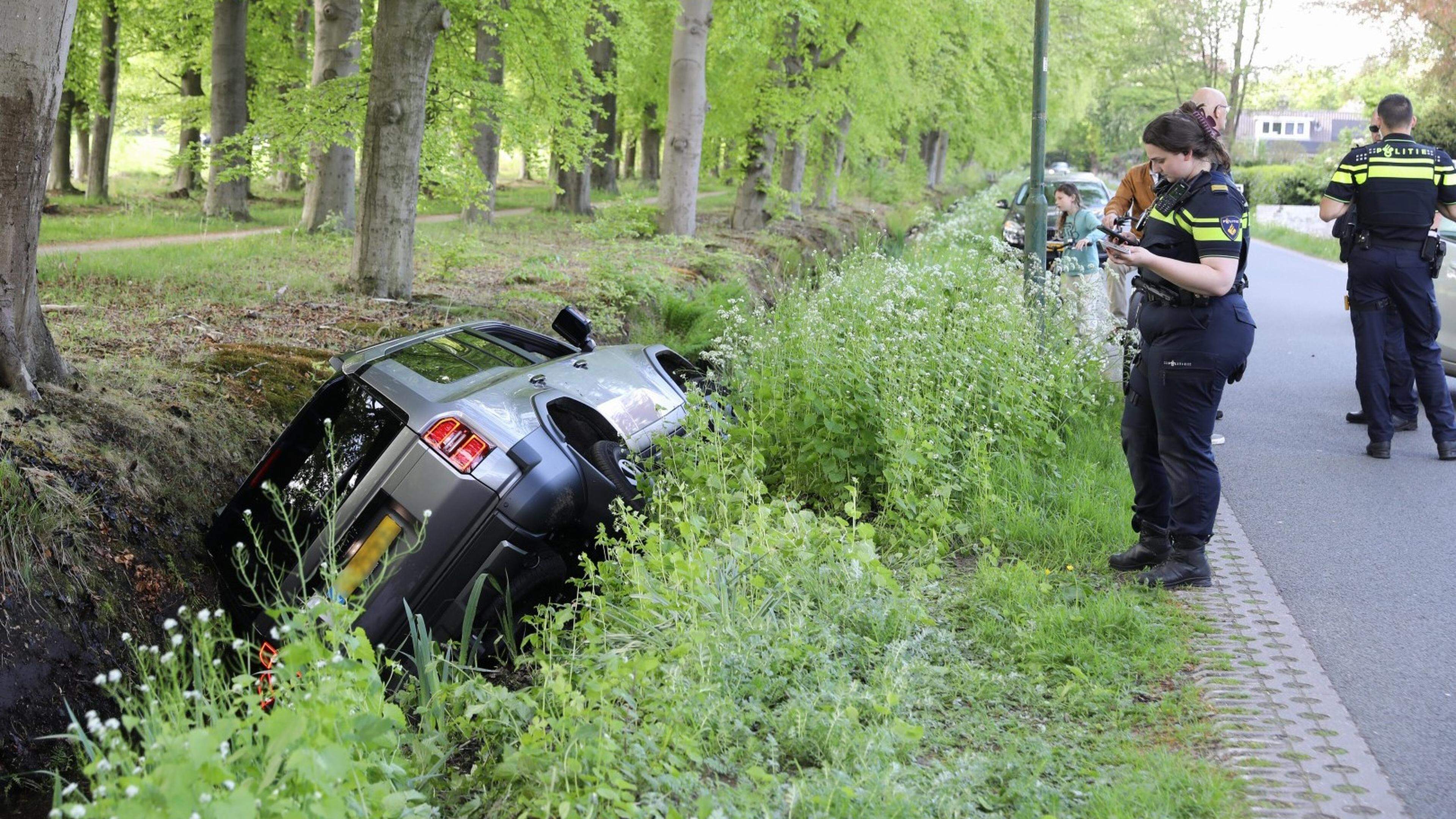 Automobilist belandt met dure auto in sloot Soest en wordt aangehouden