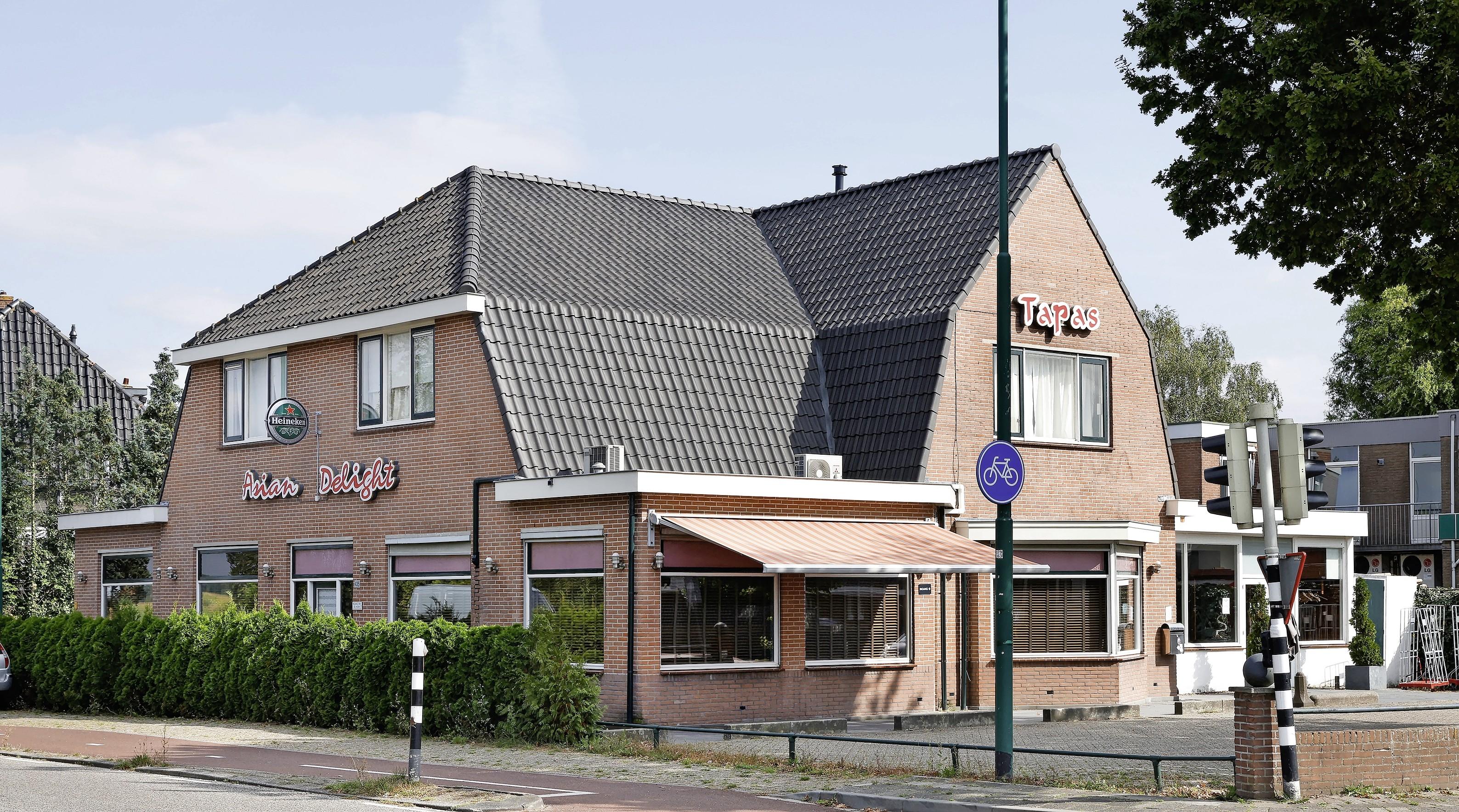 Over de Tong bezocht Asian Delight in Groenekan. Obers marcheren in rap tempo voorbij en zetten - bi