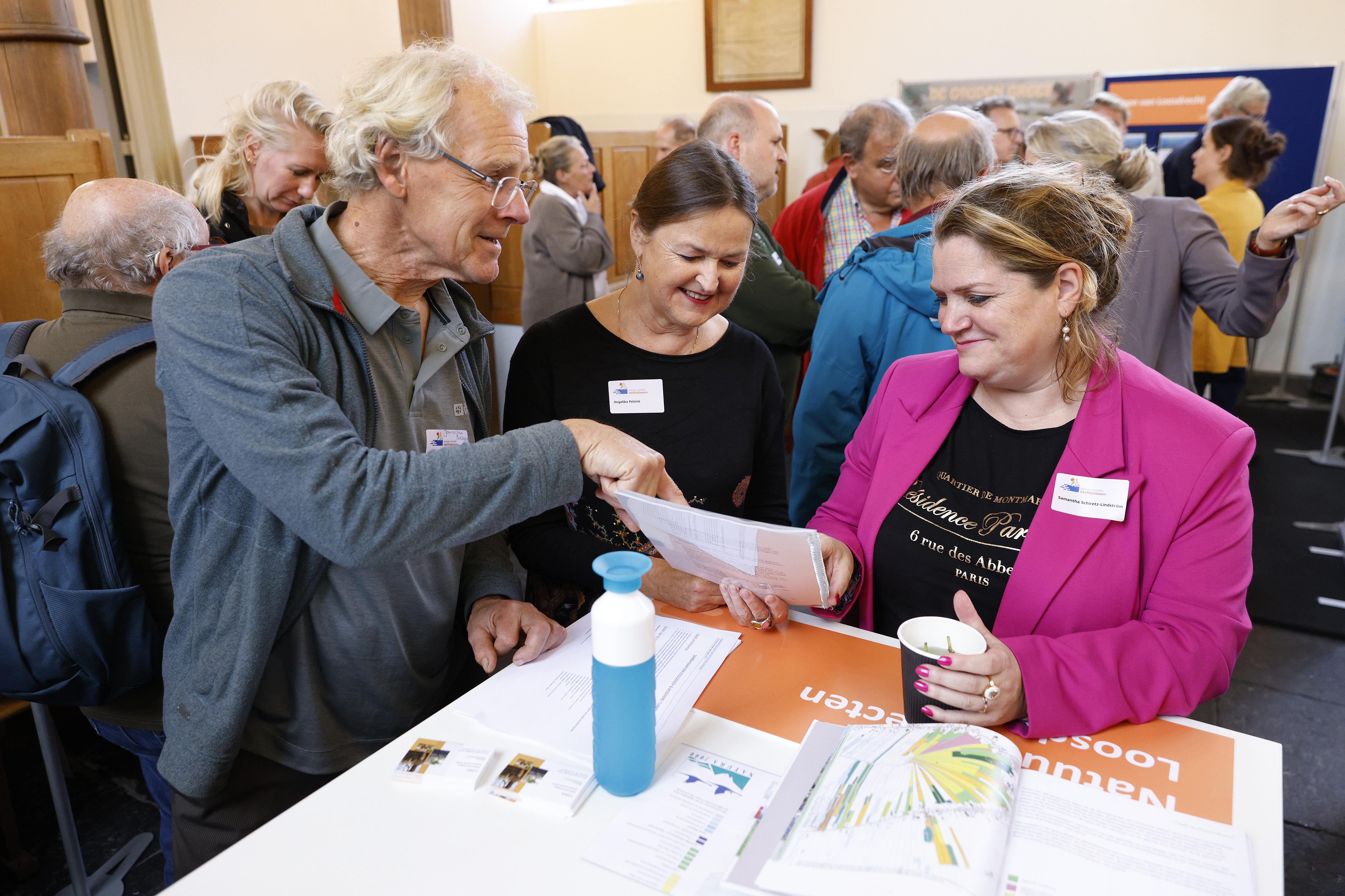 Inwoners Wijdemeren laten zich bijpraten over een ’recreatieboulevard’ bij Boomhoek en een nieuw gem