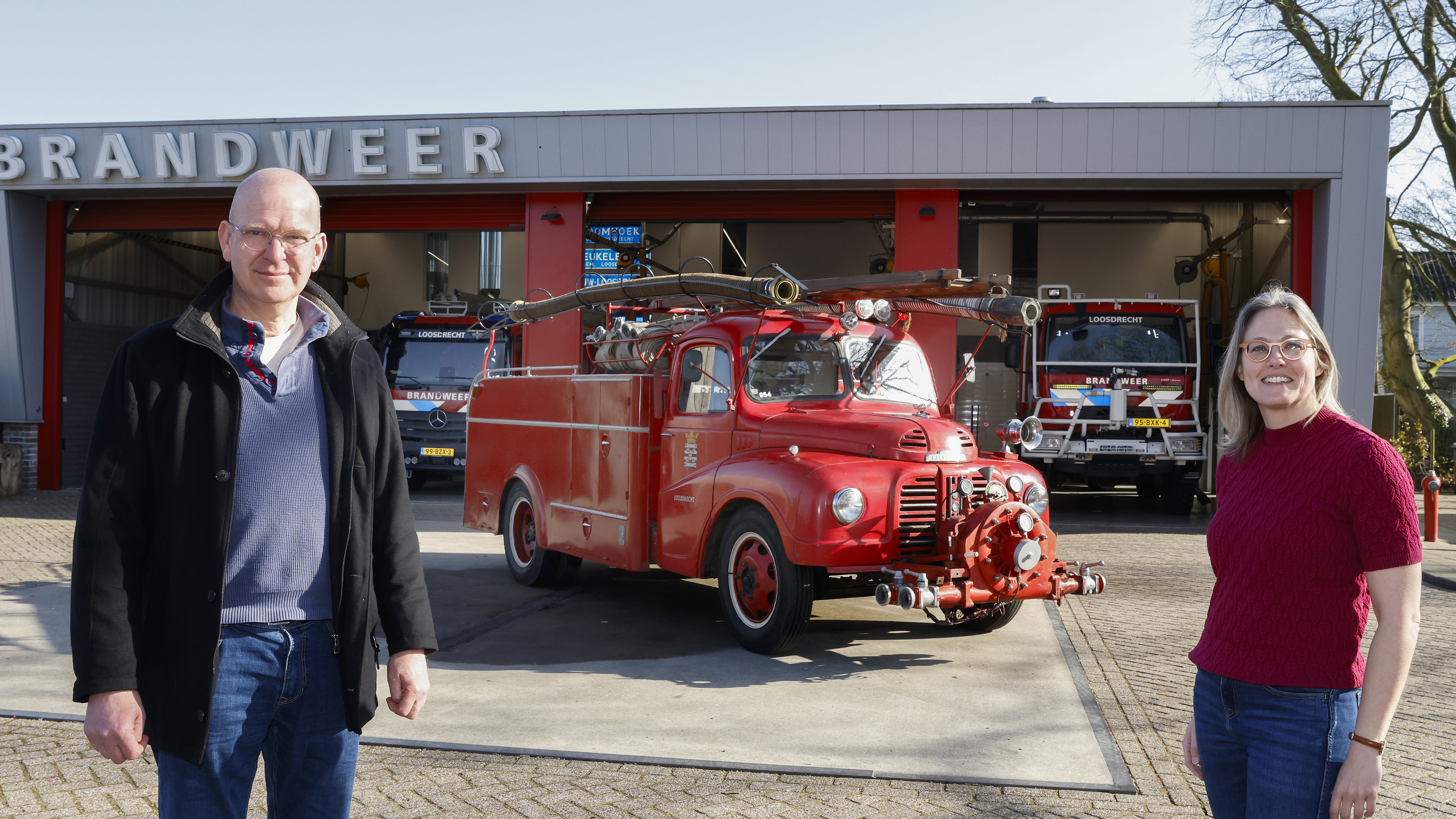 Brandweerkorps Loosdrecht viert eeuwfeest met jubileumboek: ’Gaat de pieper, dan staan ze er gewoon 