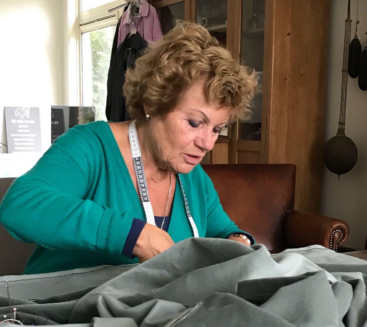 Vrijwilligster Ine Bernardt (80), het ’bloemenmeisje van Ankeveen’, overleden. ’Ze was enorm creatie