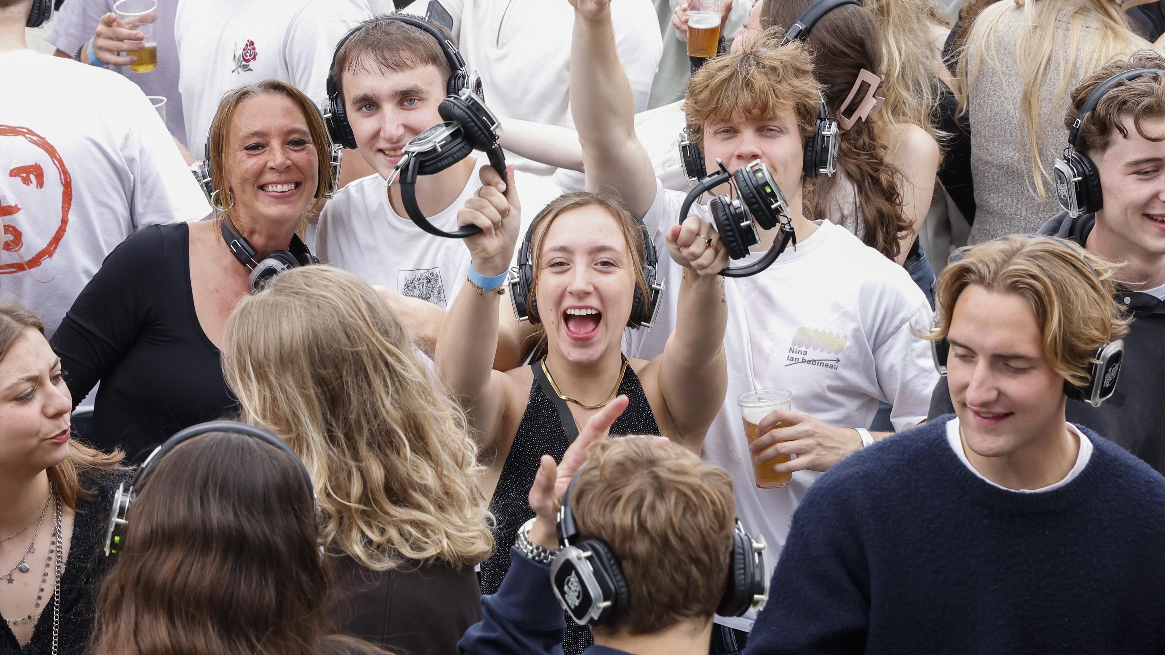 Veertien koptelefoons verdwenen na succesvolle silent disco in Soest, en dat gaat kroegbaas te ver.