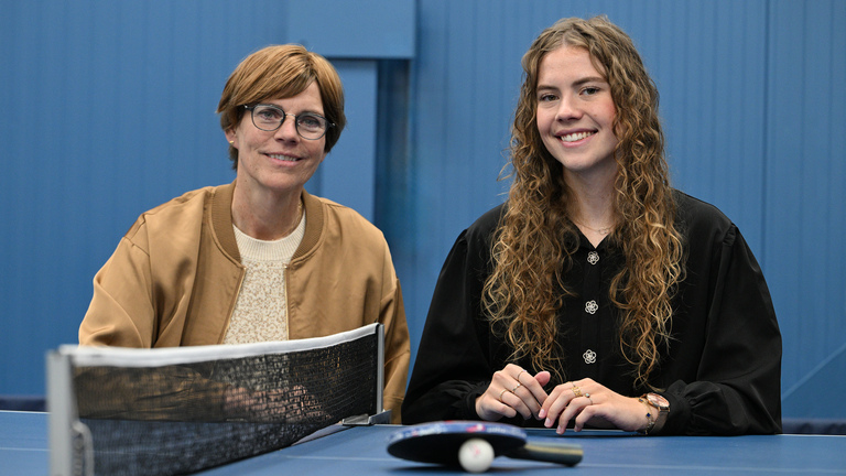 Voormalig topspeelster Gerdie Keen (links) kijkt nu toe terwijl haar dochter Rosa Bosselaar met Hilversum uitkomt in de eredivisie.