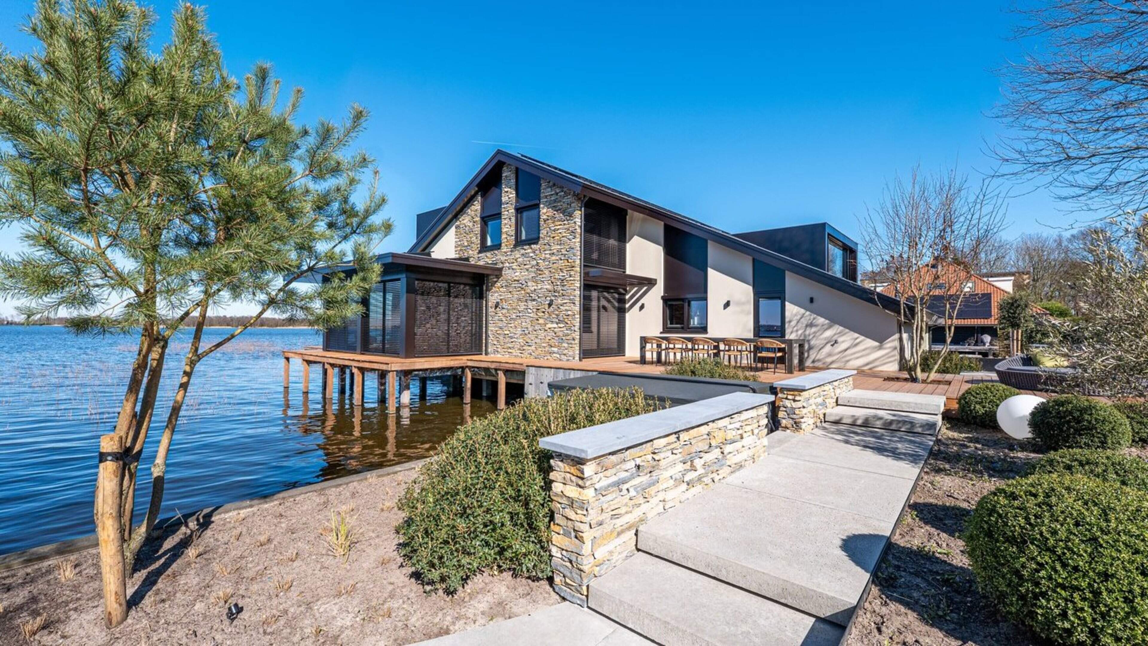 Ex-profvoetballer zet zijn villa aan de Loosdrechtse Plassen te koop voor 4,5 miljoen