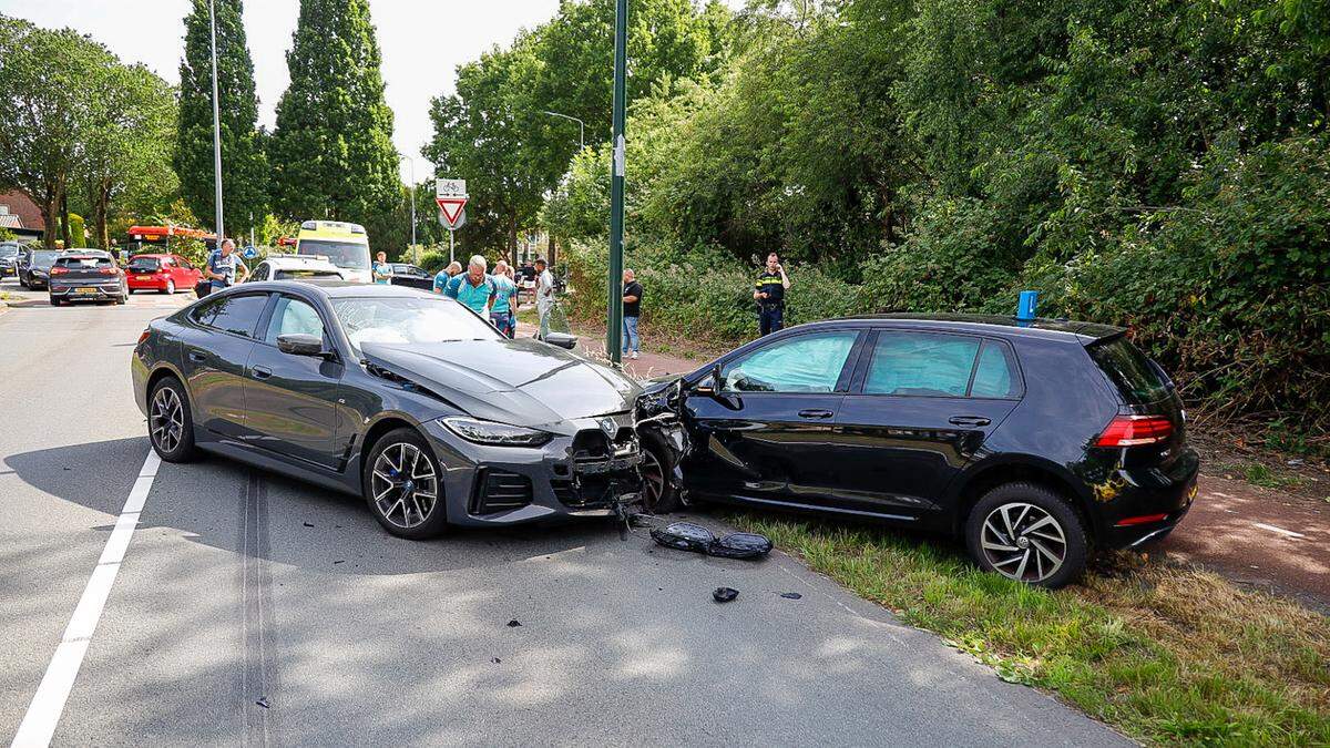 Frontale botsing tussen auto en lesauto in Naarden