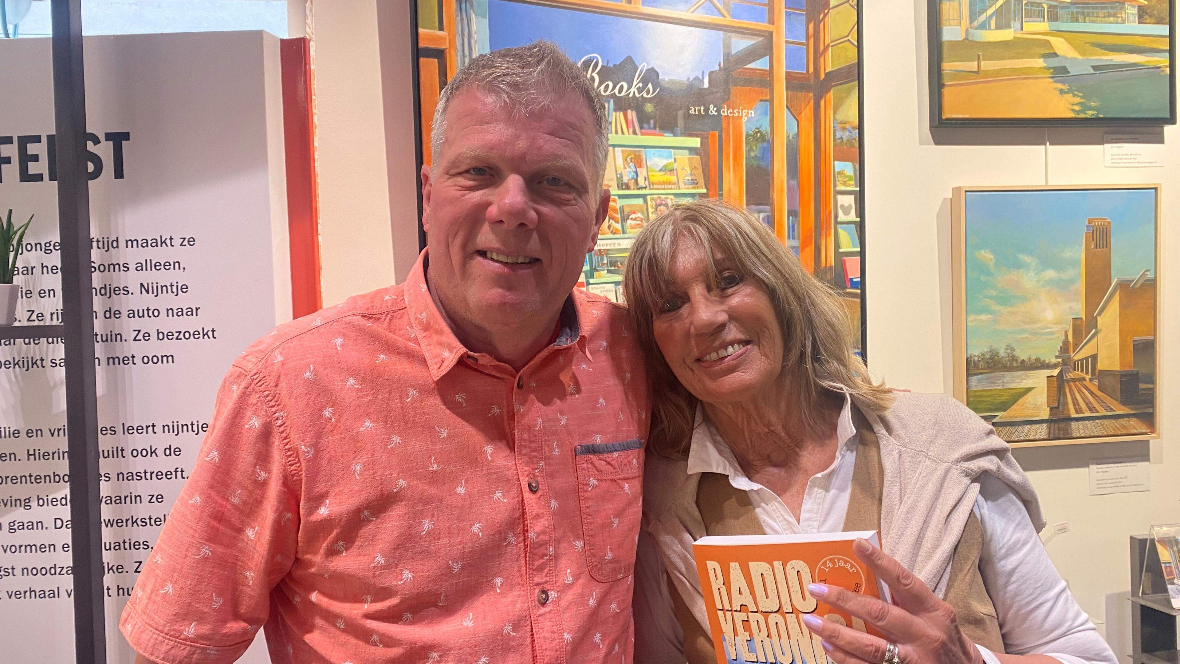 Maggie MacNeal neemt eerste exemplaar Veronica-boek in ontvangst