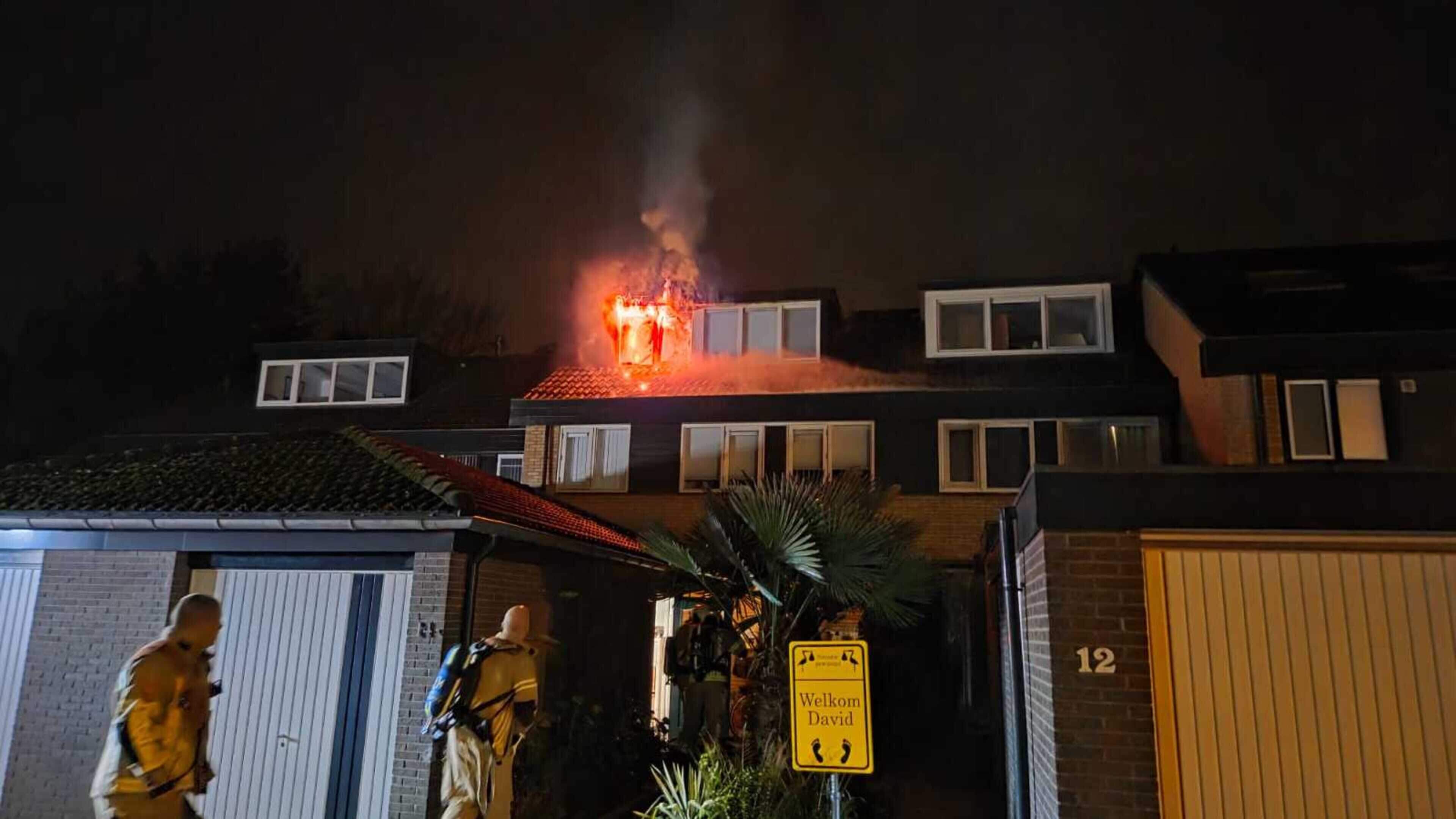 Hevige vlammen bij uitslaande zolderbrand in Maartensdijk