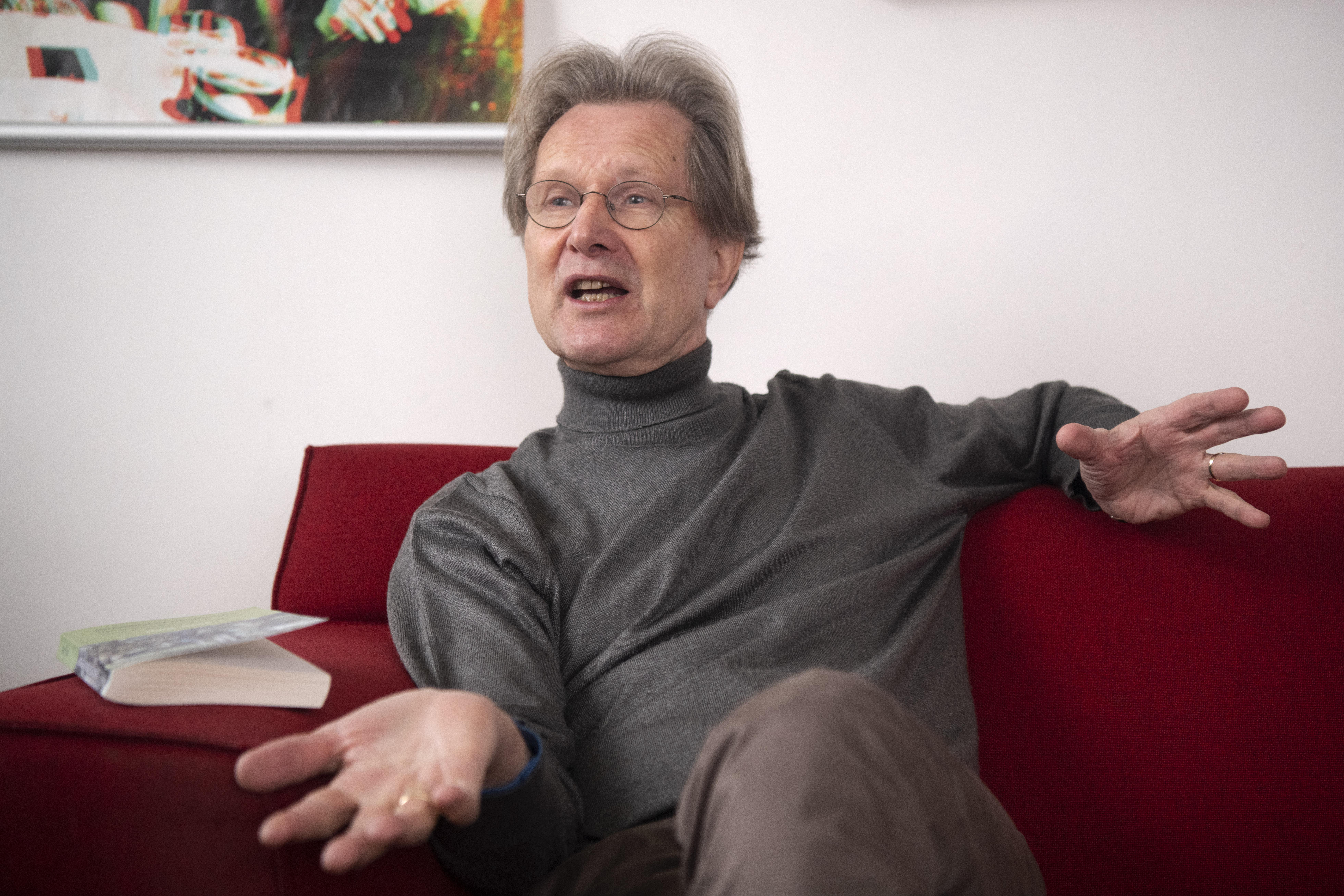 Hilversummer Henk Roos ontrukt met een boek het verzwegen verhaal van