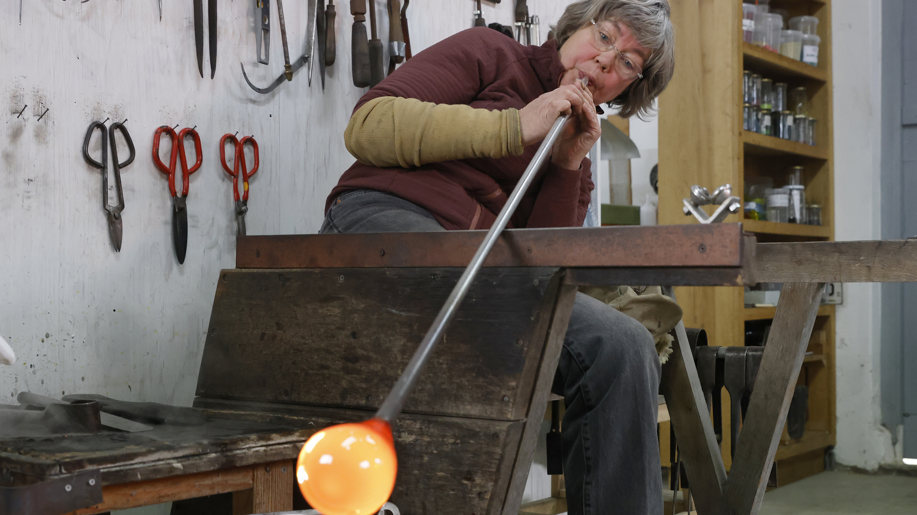 Loosdrechtse glaskunstenares Bibi Smit maakt nieuwste Oranjevaasje: ’We hopen dat we het aan Ariane 