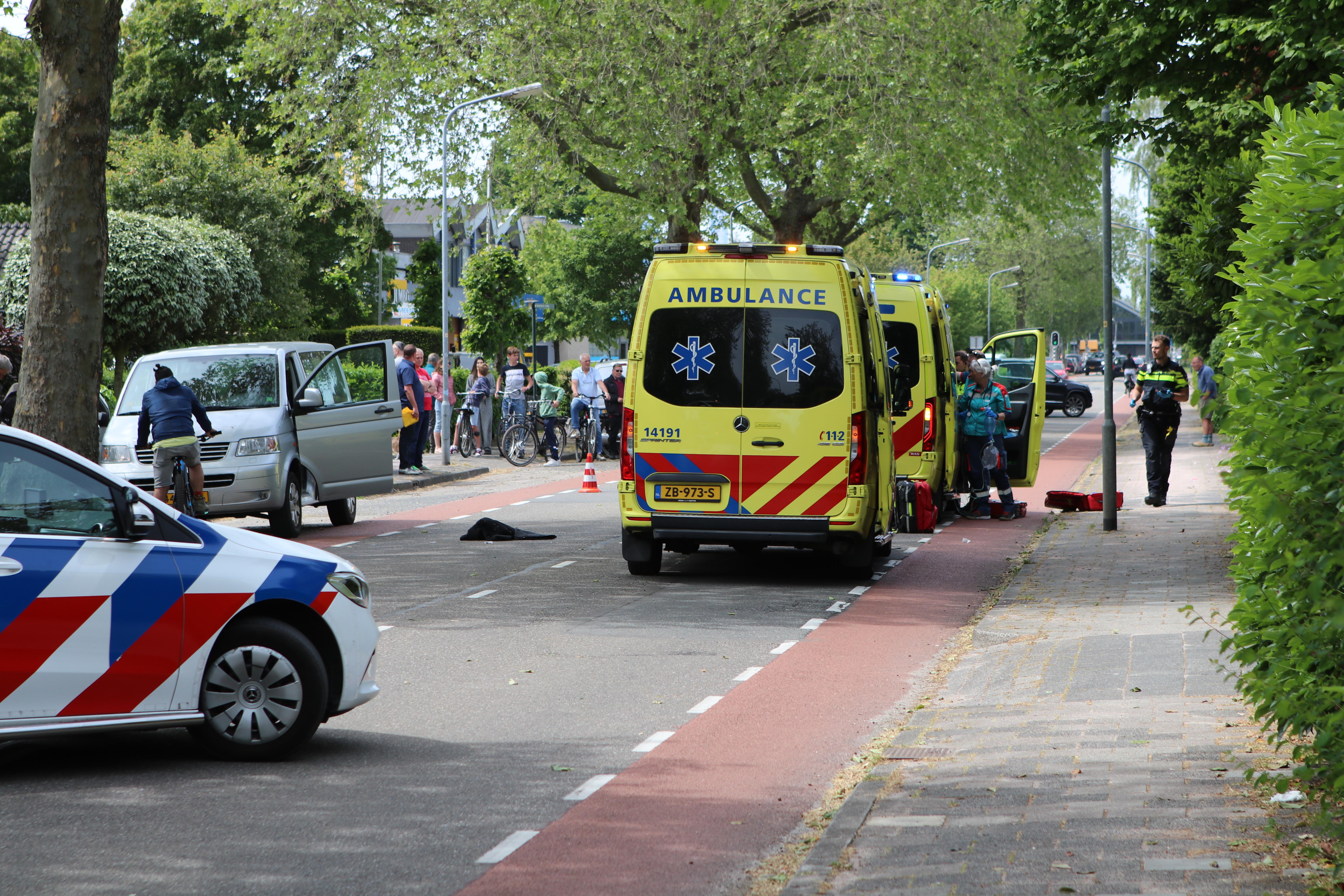 Fietser rijdt tegen geopend autoportier aan in Kortenhoef en raakt ernstig gewond, traumahelikopter 