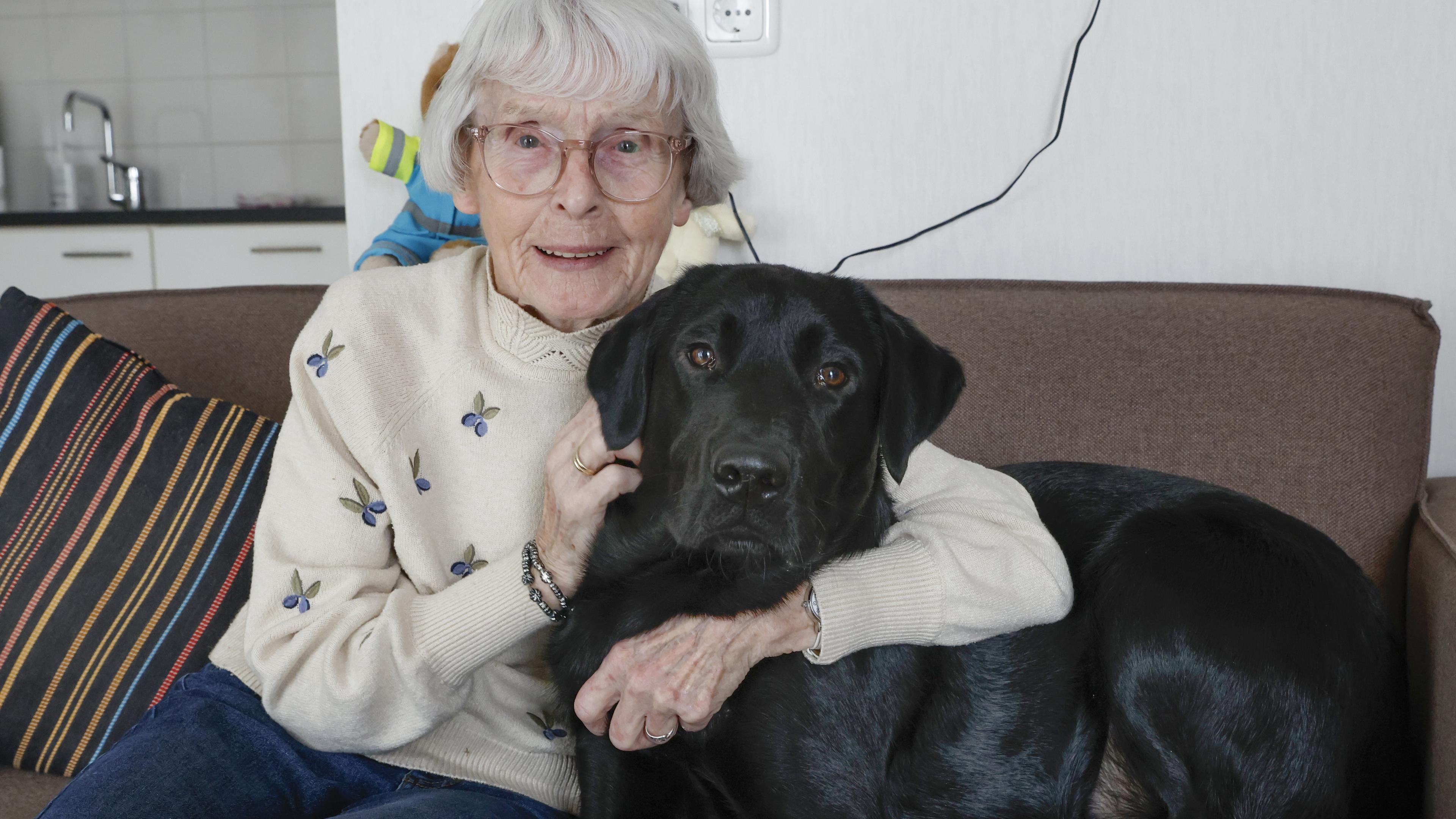 Iedereen is dol op Dexter. De zwarte labrador brengt liefde en rust in Hilversums woonzorgcentrum