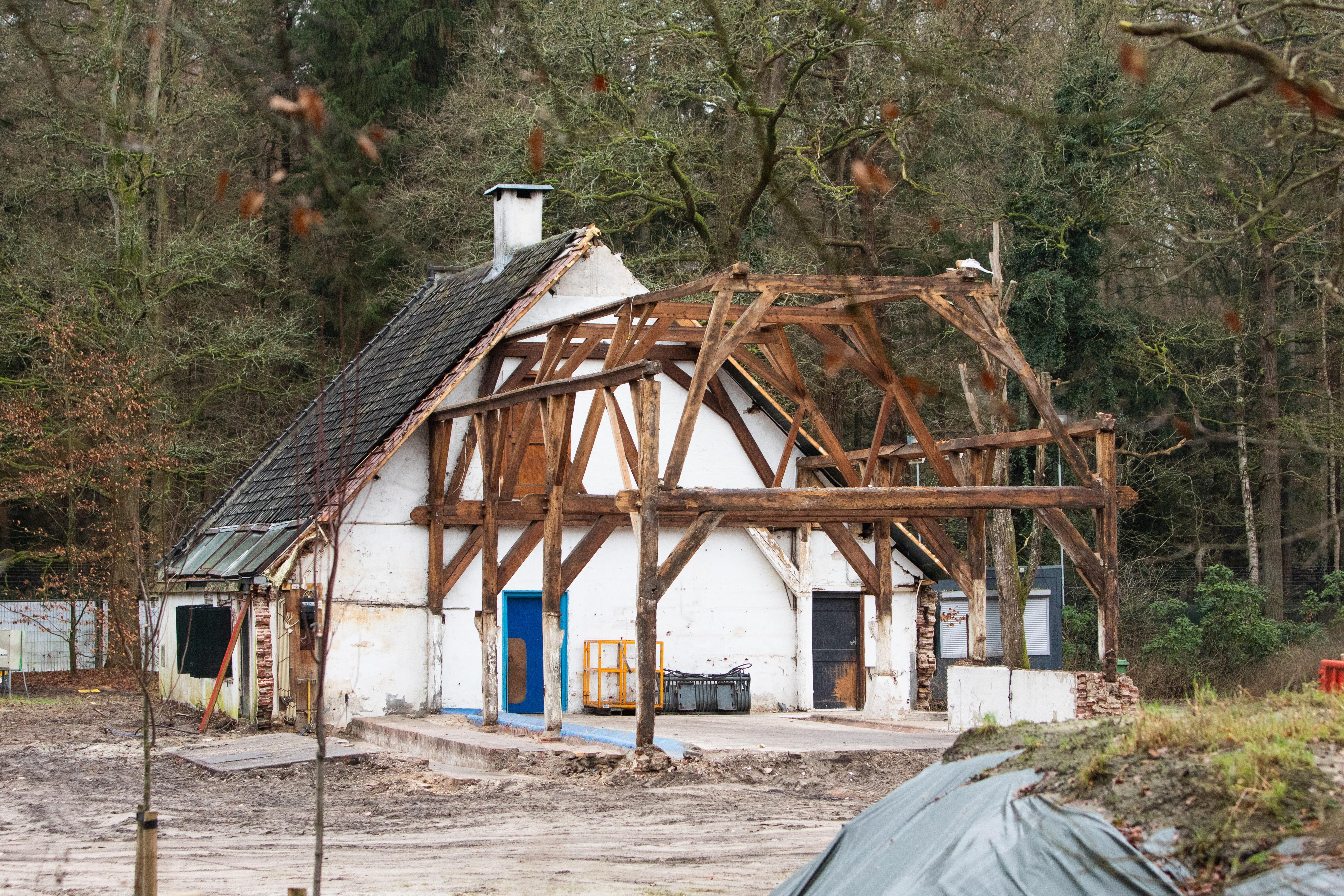 Zorgen CDA over sloop bij Vuursche monumentale boerderij; vragen aan college b en w over handhaving 