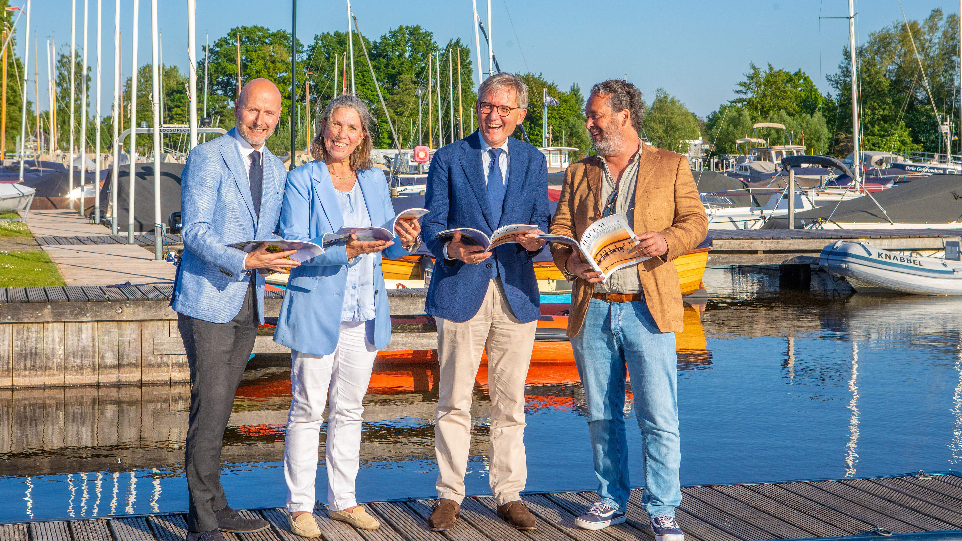 Burgemeesters nemen eerste exemplaar watermagazine Hal’eau in ontvangst