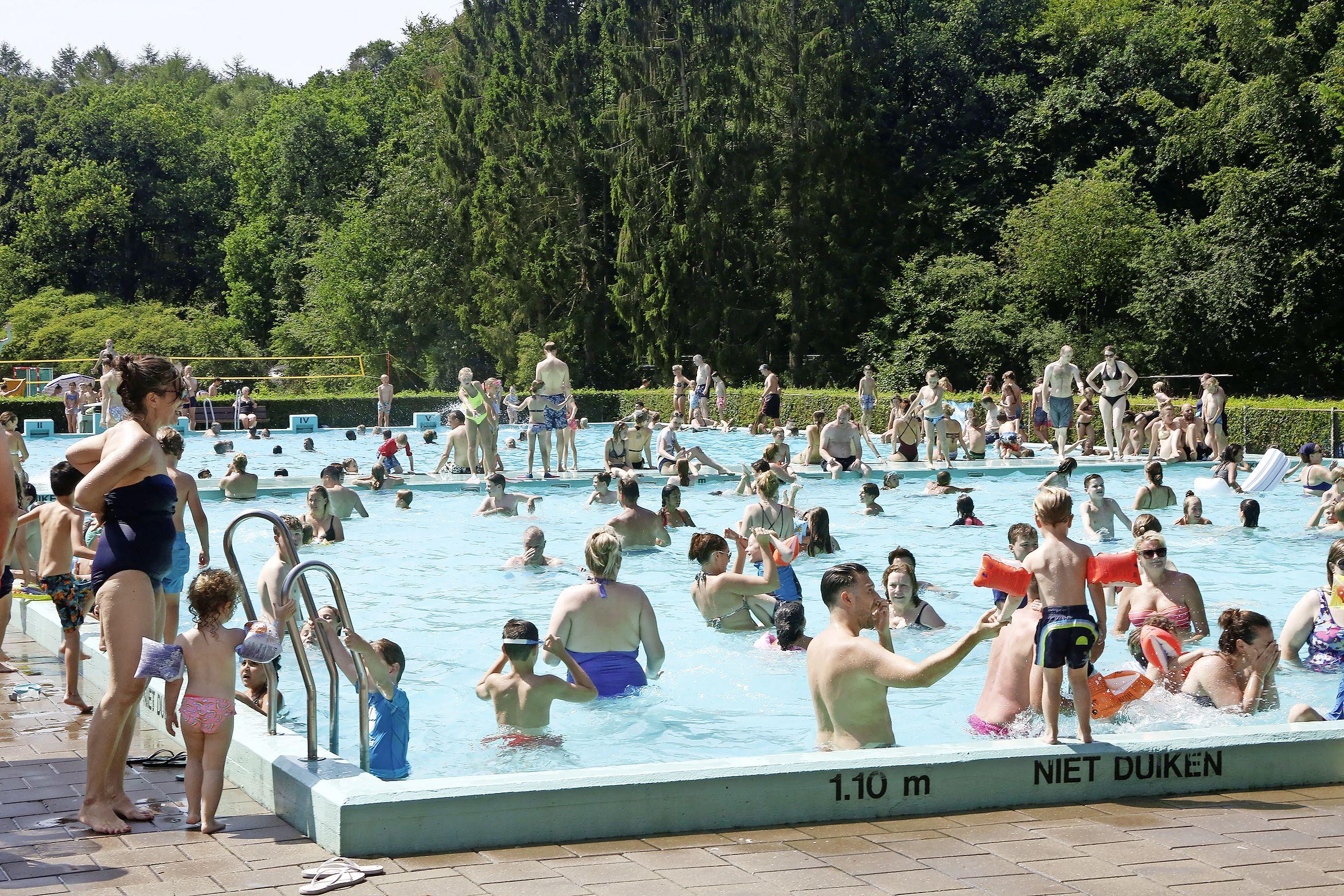 Bosbad De Vuursche gaat donderdagochtend eindelijk weer open, iedereen is welkom; ’Het water is lekk