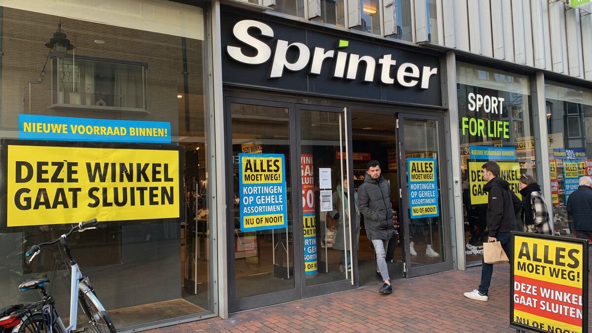 Koopjesjagers slaan hun slag in de Kerkstraat in Hilversum. Nu Sprinter ...