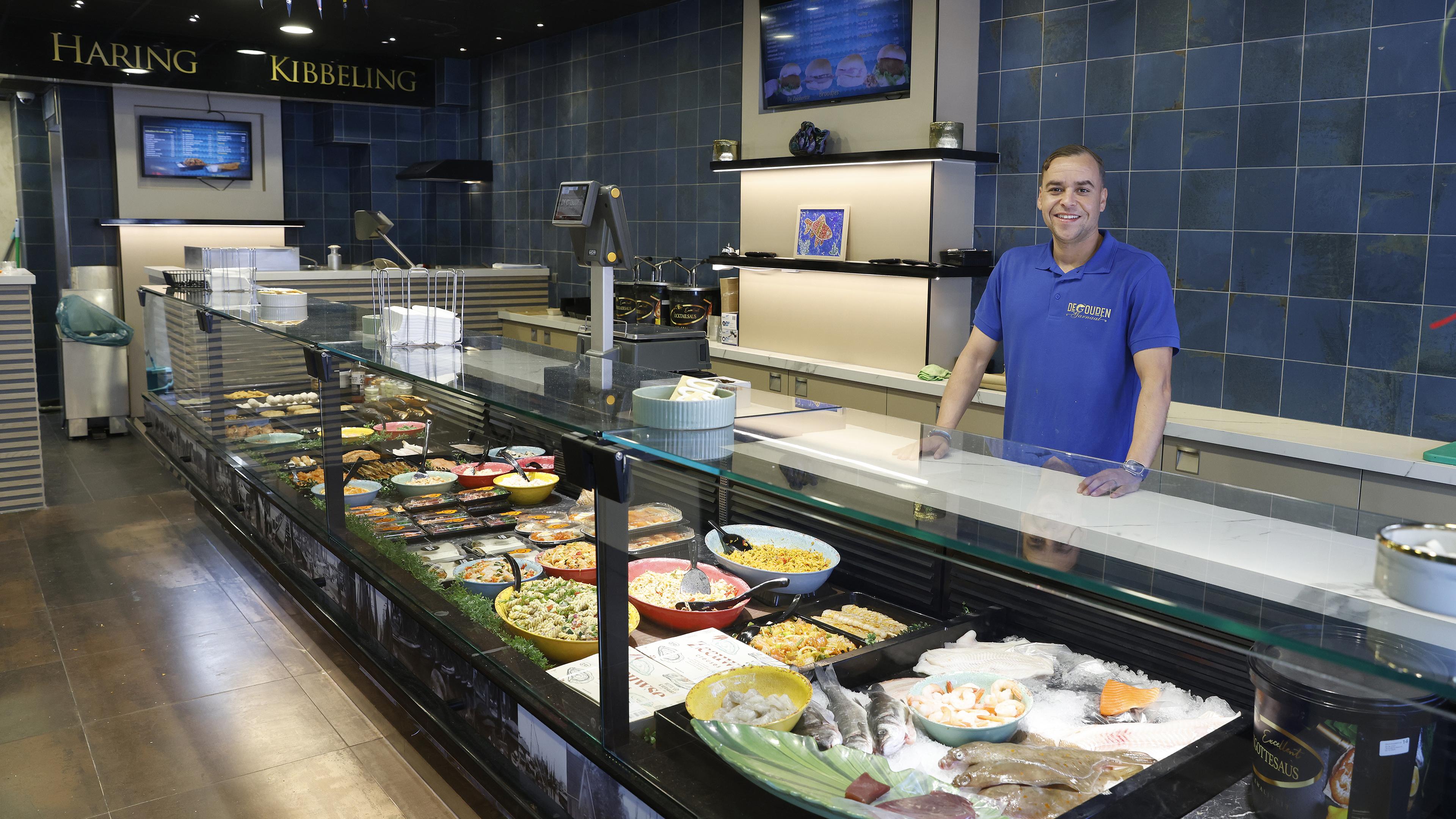 Samir Saadi (31) opent vishandel De Gouden Garnaal in Hilversum: ’De haring is goedgekeurd’