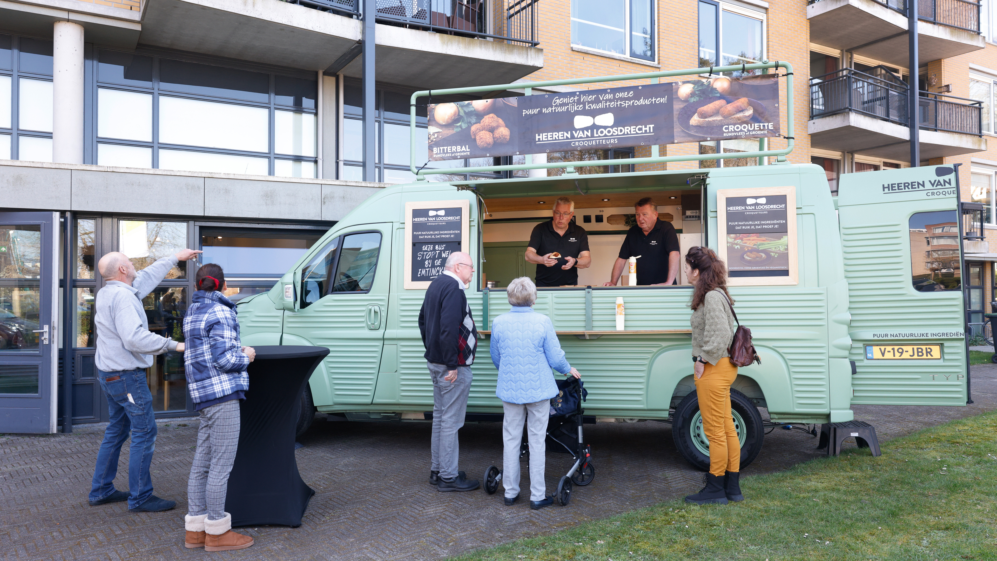 Broodje ’croquet’ groot succes bij zorgcomplex Emtinckhof in Loosdrecht. ’Deze bus stopt hier wél’