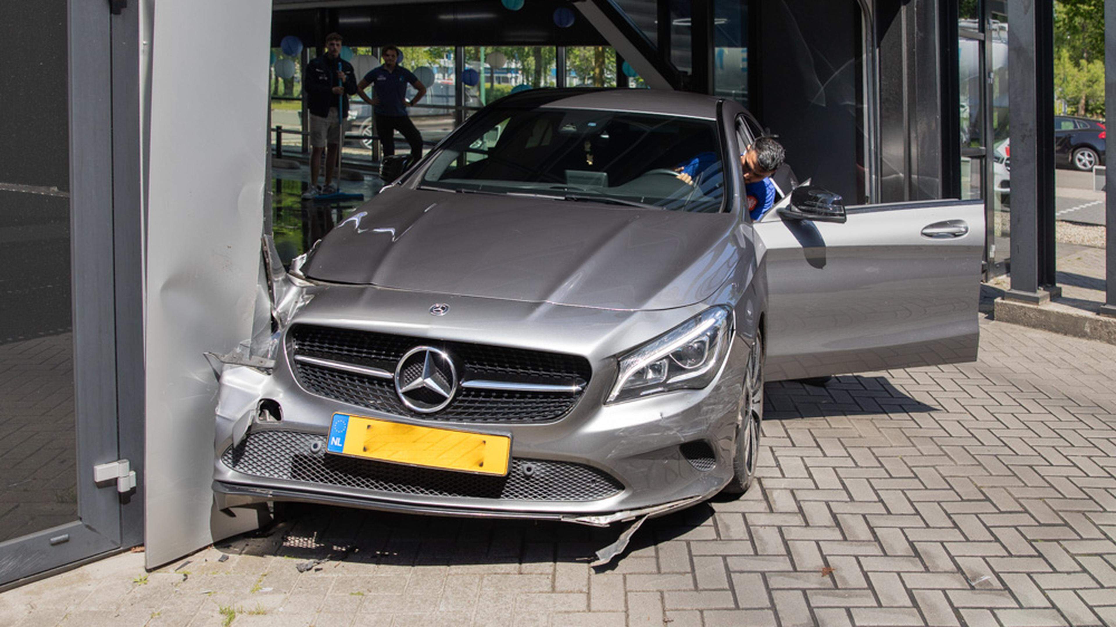 Automobilist ramt uitgang van wasstraat in Soest