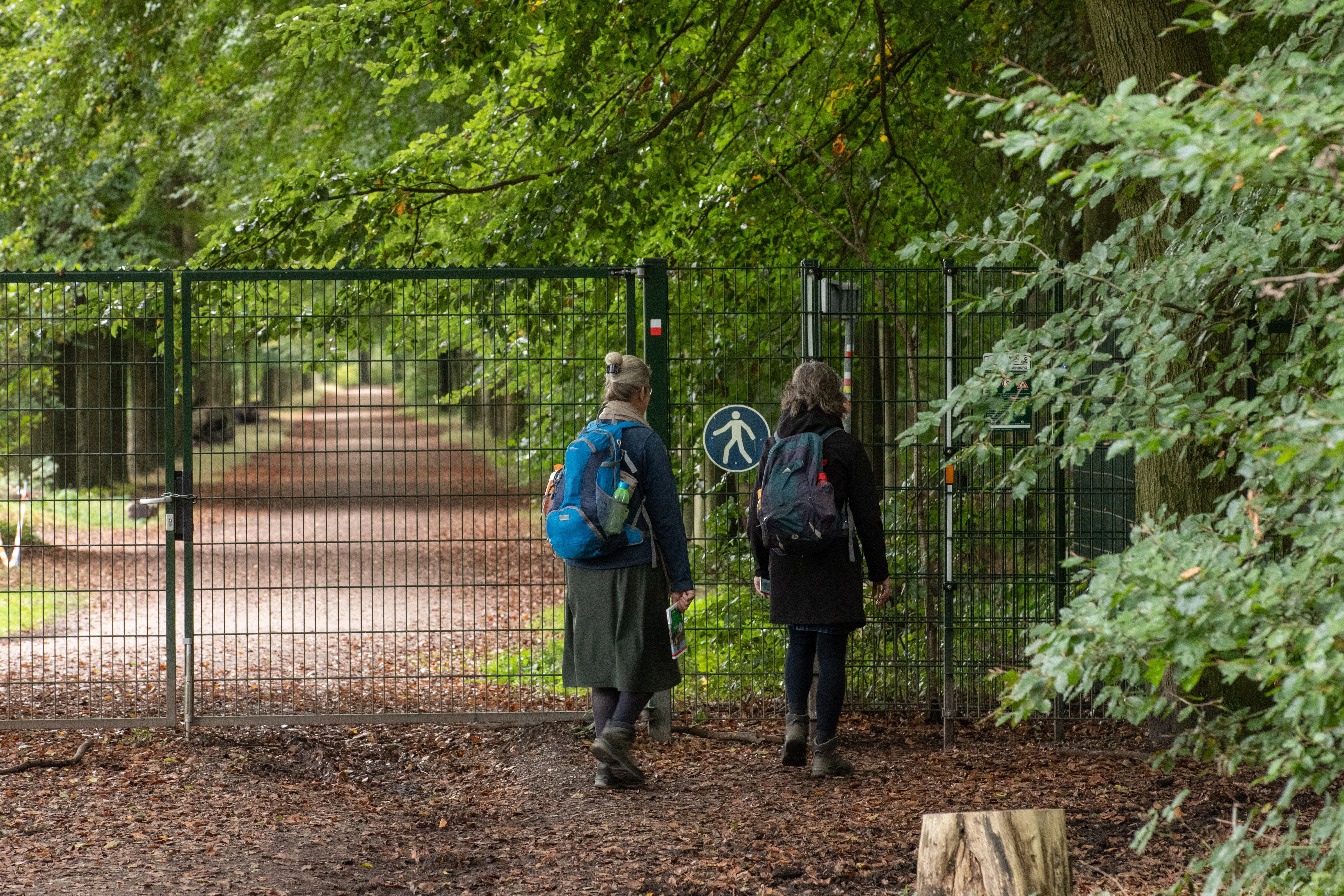 Illegaal afgesloten boslaan in Lage Vuursche blijft voorlopig dicht voor fietsers, ondanks vonnis va