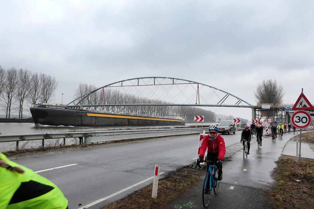 Plaatsing fietsbrug Nigtevecht is millimeterwerk
