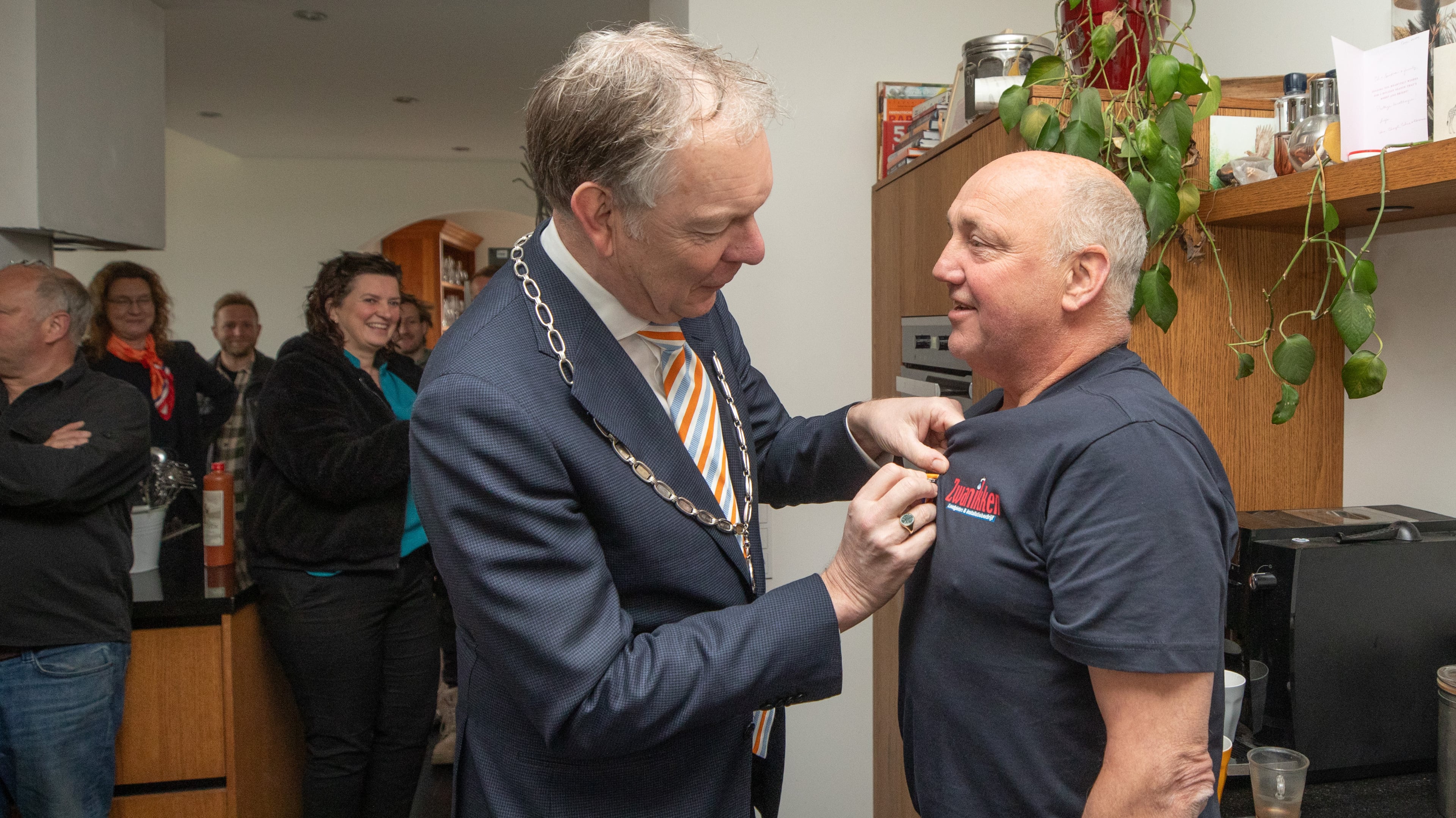 Postblunder verpest koninklijke verrassing: lintje per ongeluk maanden te vroeg bezorgd bij de gedecoreerde