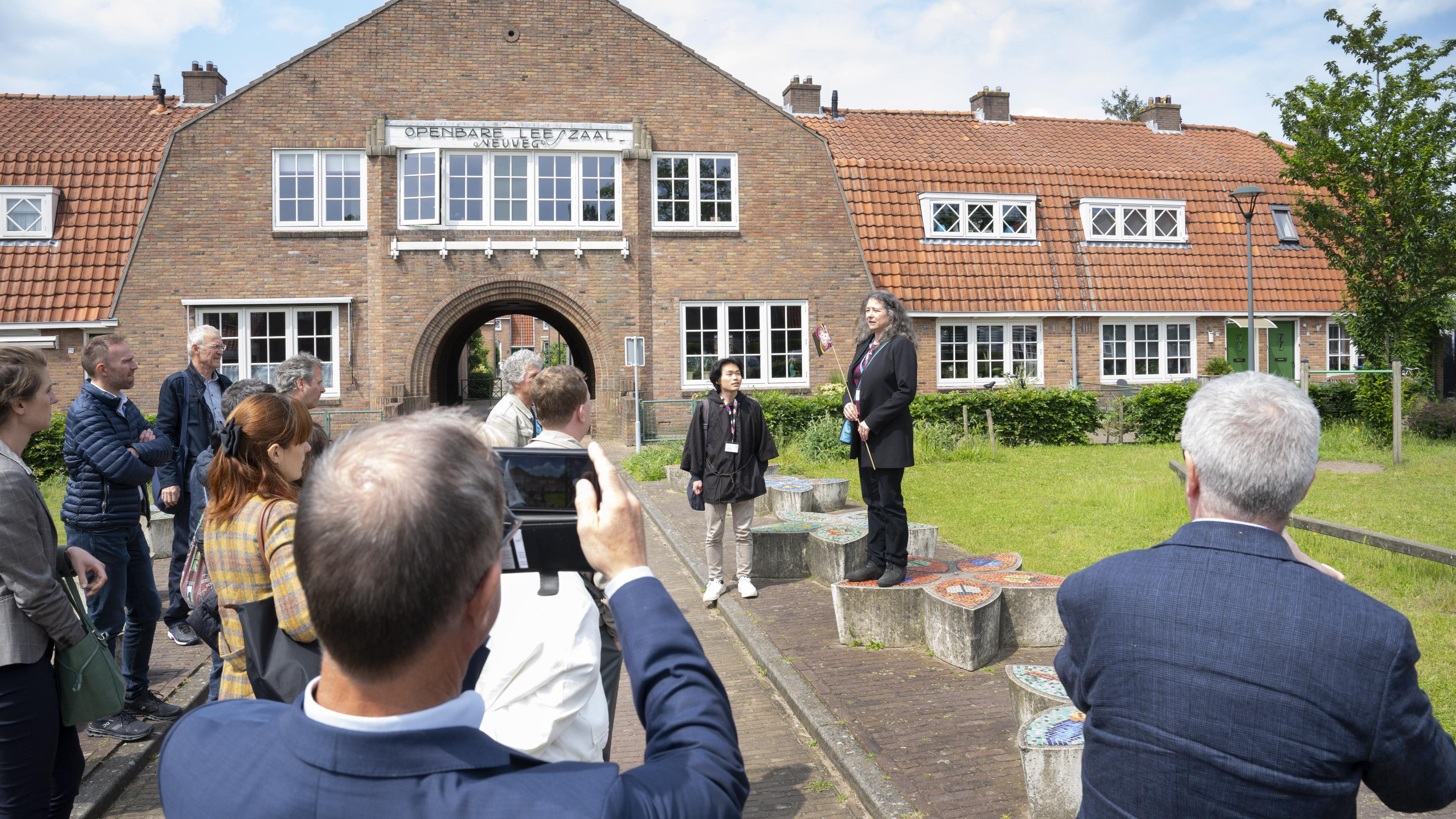 Vanuit heel Europa komen experts naar de leeszaal aan de Neuweg en de Lorentzvijver in Hilversum