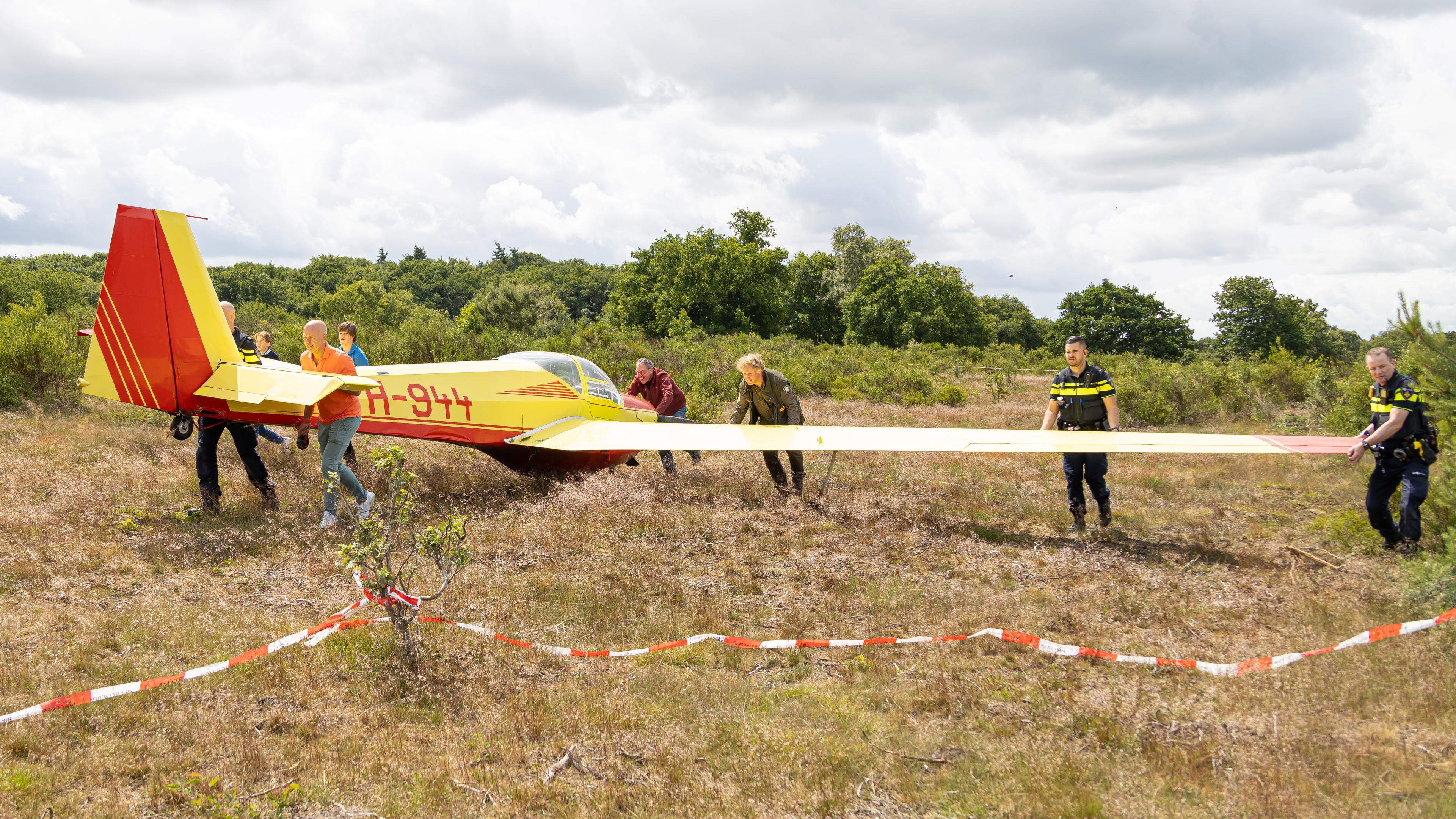 Leerling-piloot uit Nieuw-Vennep laconiek na noodlanding in Hilversum: ’Beetje een klap zoals in een