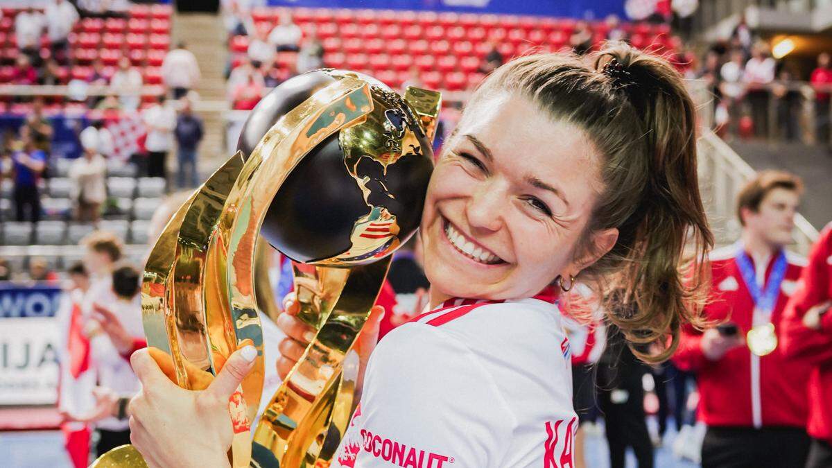 Hockeyster van Huizen weet niet wat haar overkomt na winnen wereldtitel met Polen: 'Snap niet hoe beroemdheden kunnen functioneren'