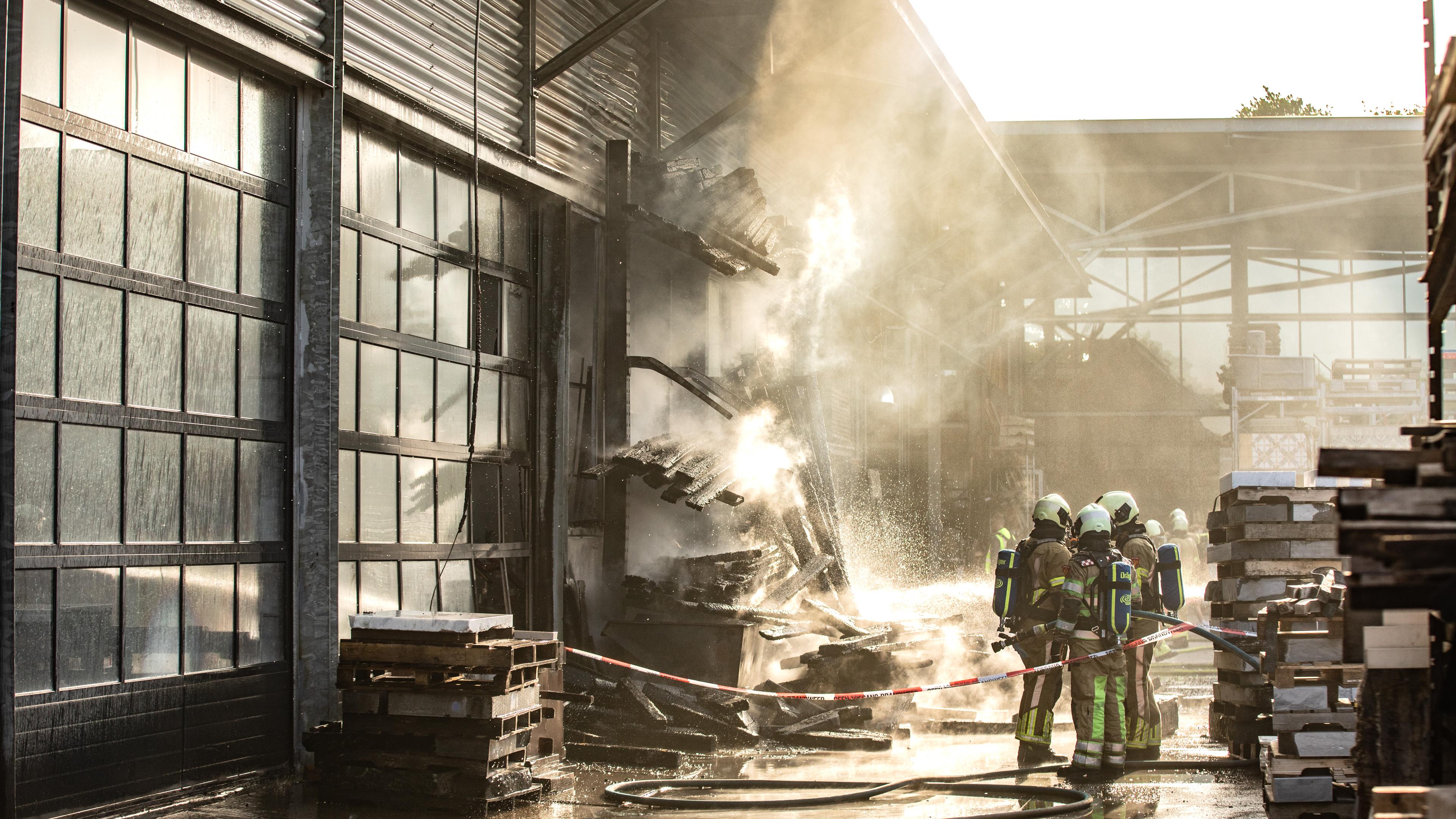 Brand bij Van IJken Oude Bouwmaterialen in Eemnes hevig maar snel onder controle: ’Het was heel risi