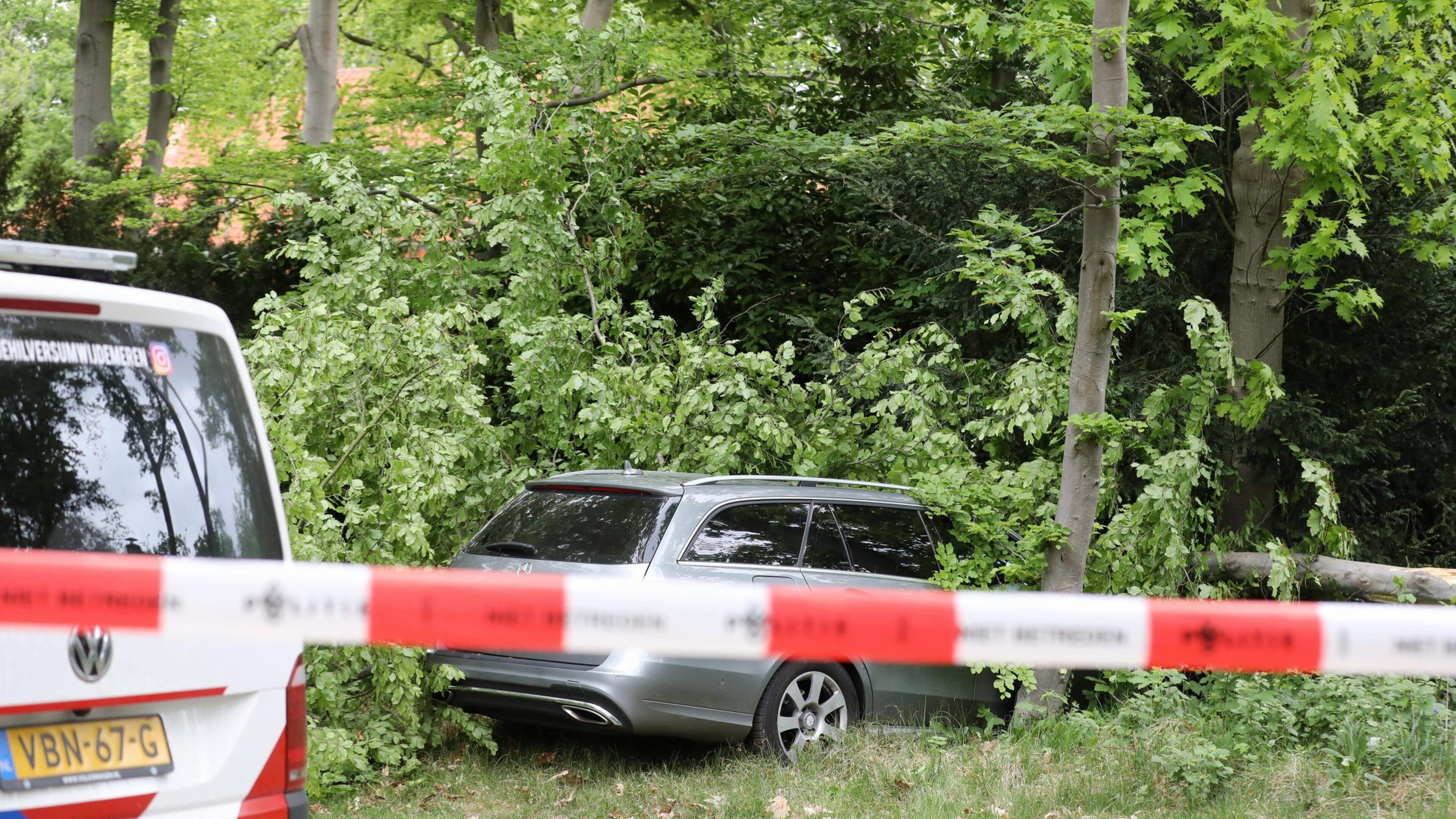 Explosief gaat op klaarlichte dag af in Kortenhoef, verdachte crasht met auto in Hilversum en zet he