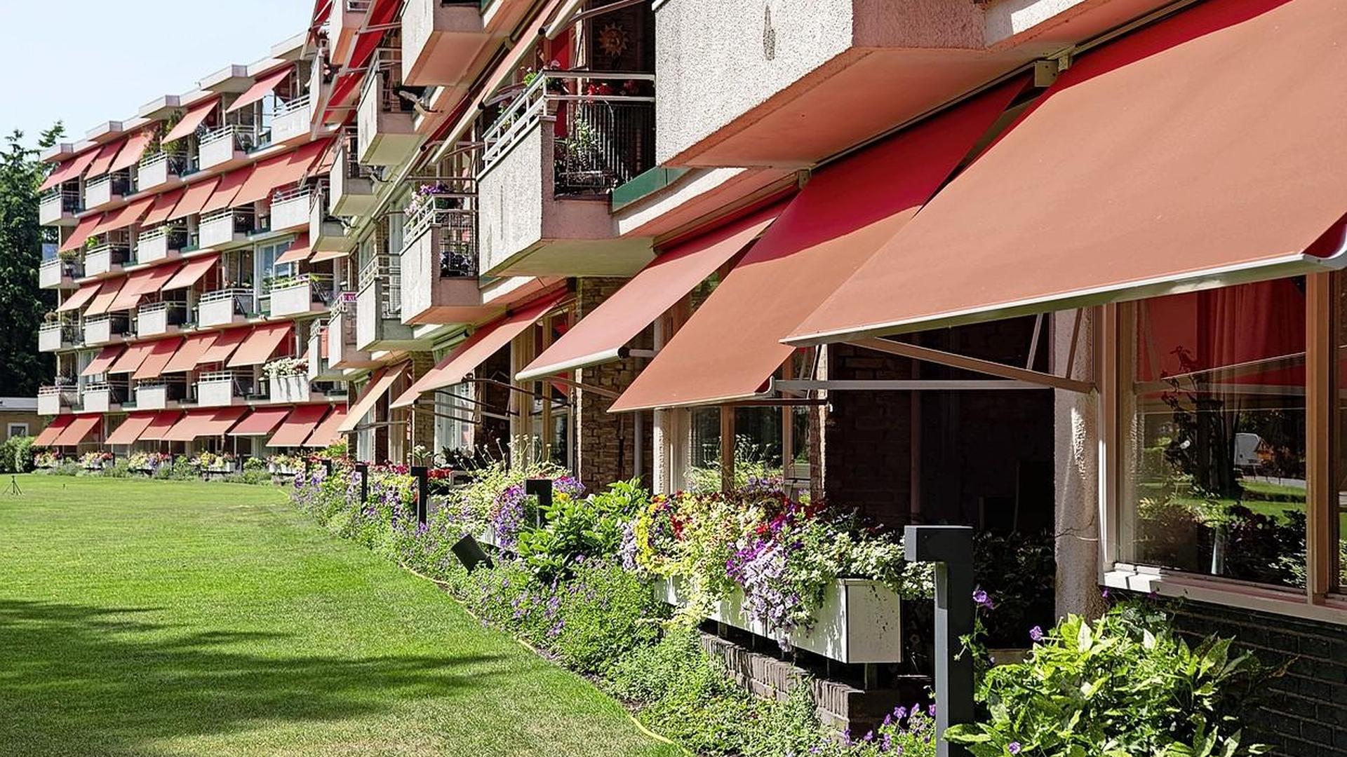 De%20Utrechtseweg%20in%20Hilversum%20is%20net%20een%20oranje%20muur%20met%20al%20die%20zonneschermen.