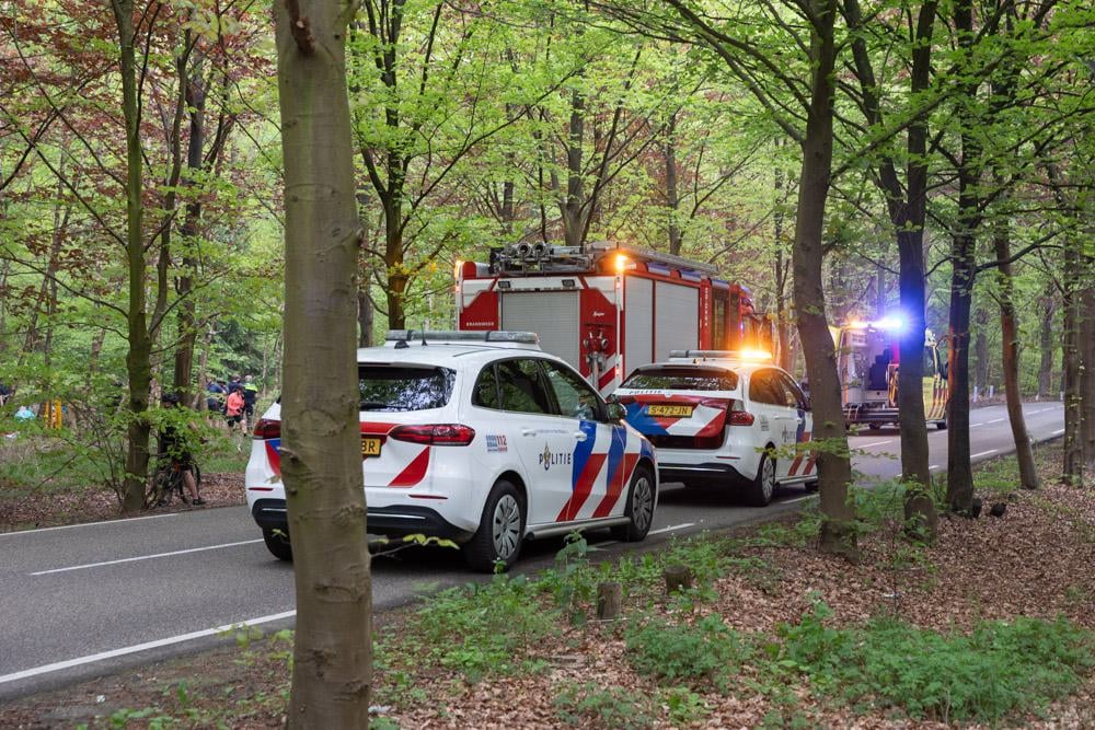 Mountainbiker in zorgwekkende toestand aangetroffen in bosgebied Lage Vuursche, traumahelikopter ter