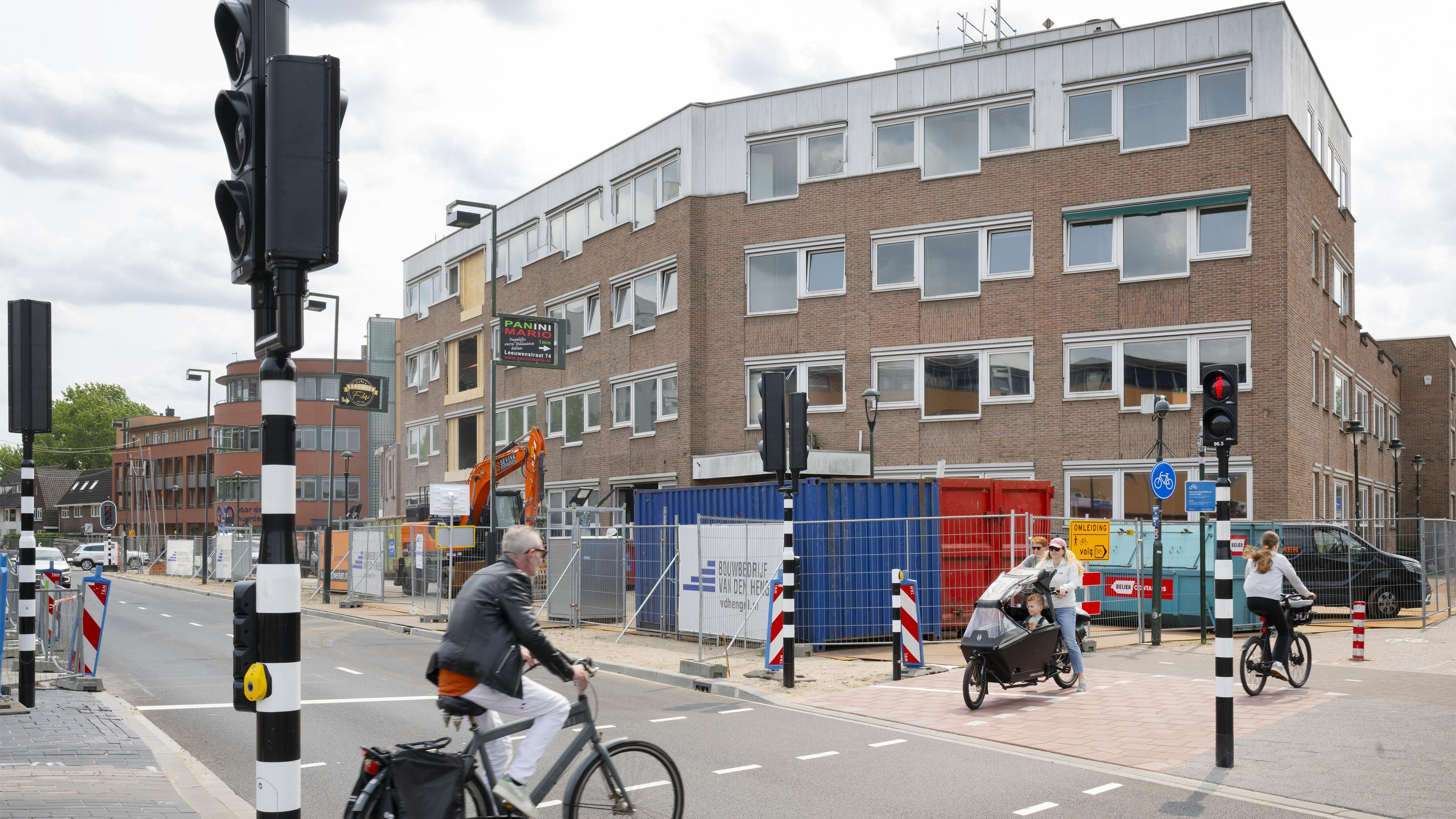 ’Saaie blokkendoos’ verandert in 28 moderne appartementen: verbouwing van oude RIAGG-pand in Hilvers