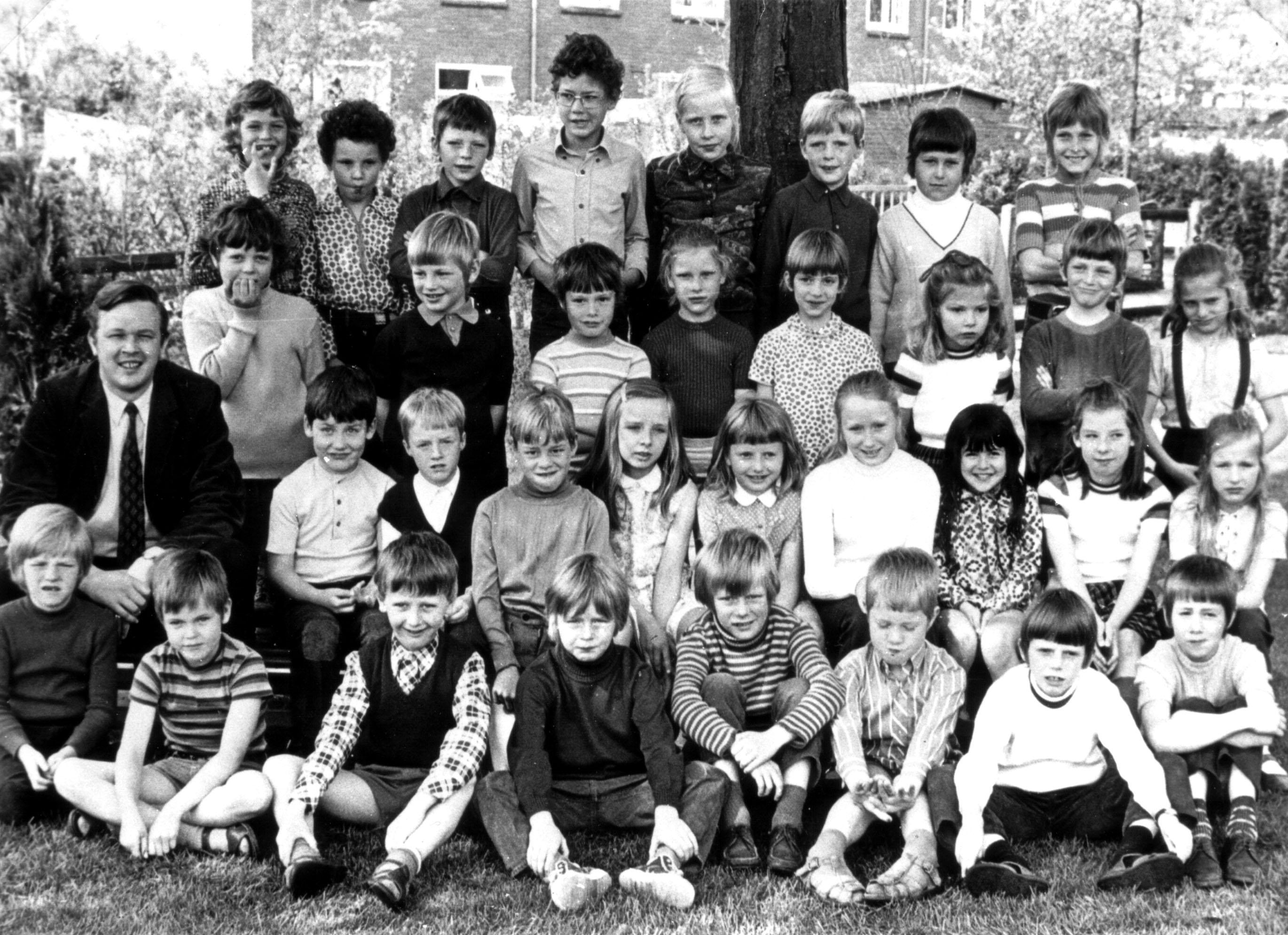 Landelijk bekende Meester Willem Degekamp opent in Kortenhoef expositie met oude schoolfoto's