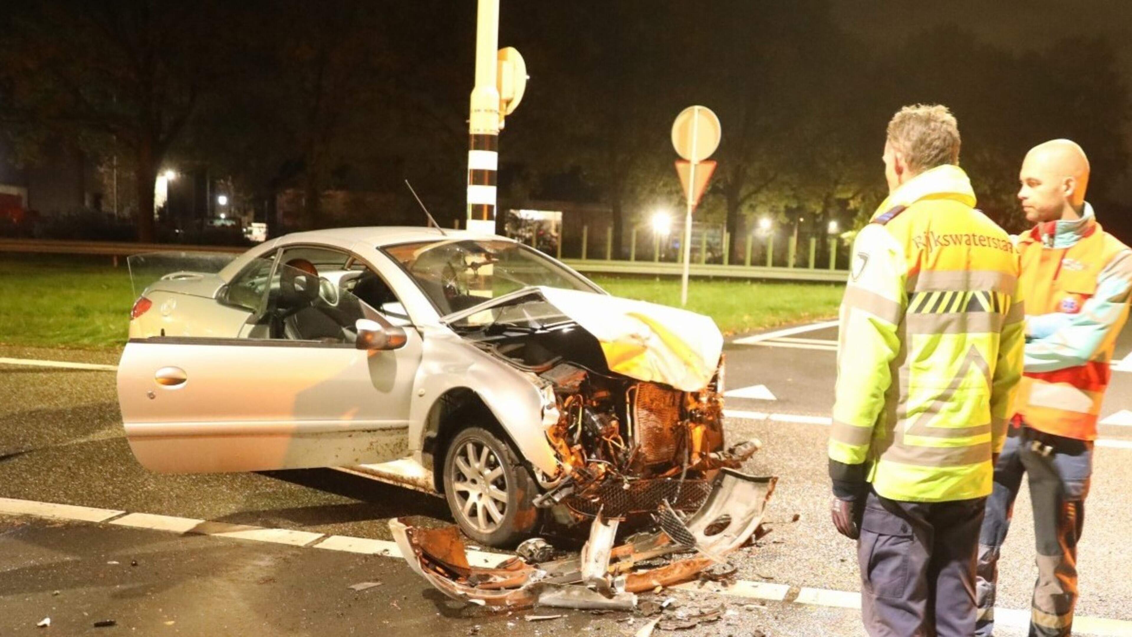 Veel schade bij botsing met lijnbus op kruising A27 in Eemnes