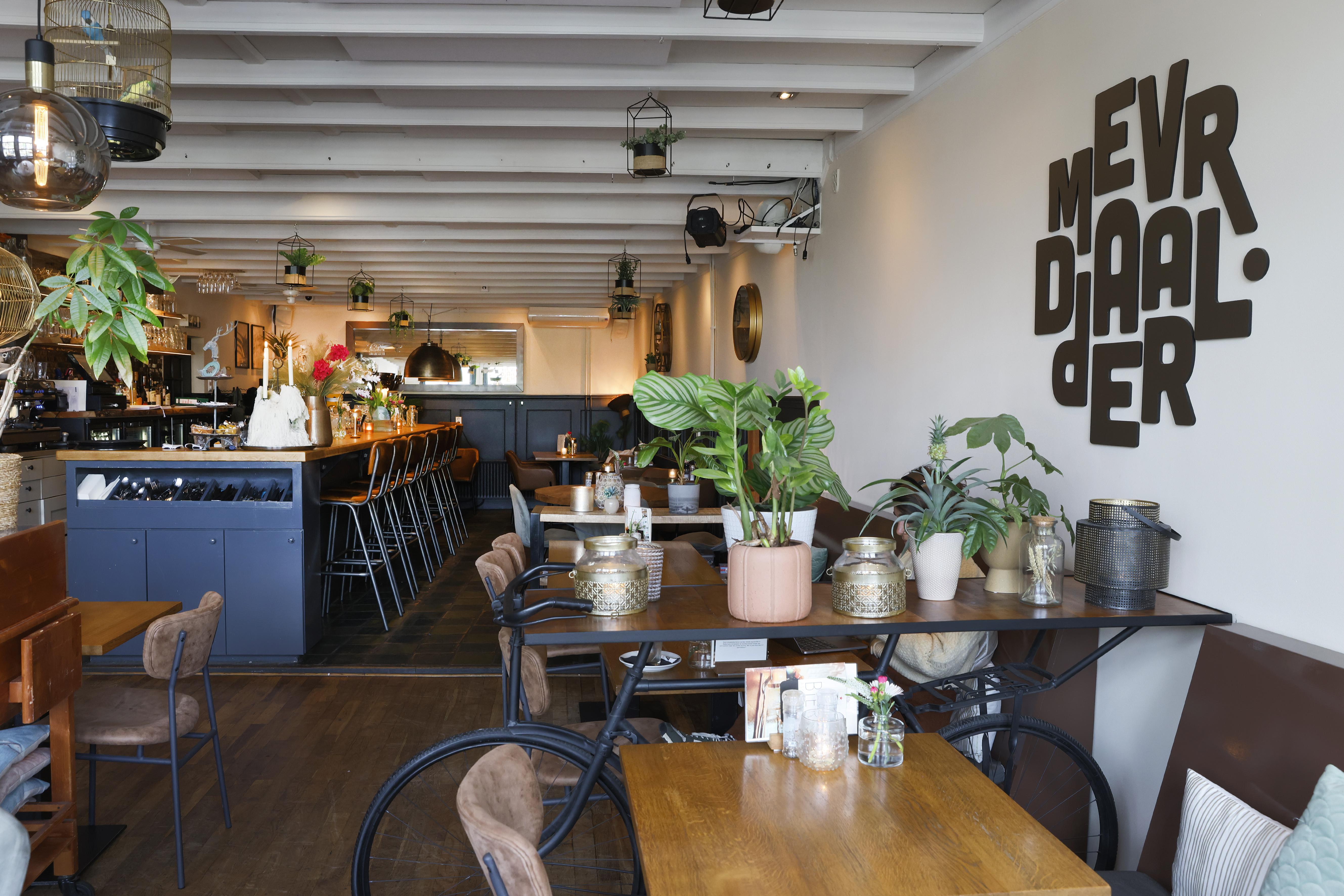 Schuif gerust aan bij eetcafé Mevr. Daalder in Vreeland. Tongstrelende gerechtjes en: je voelt je er