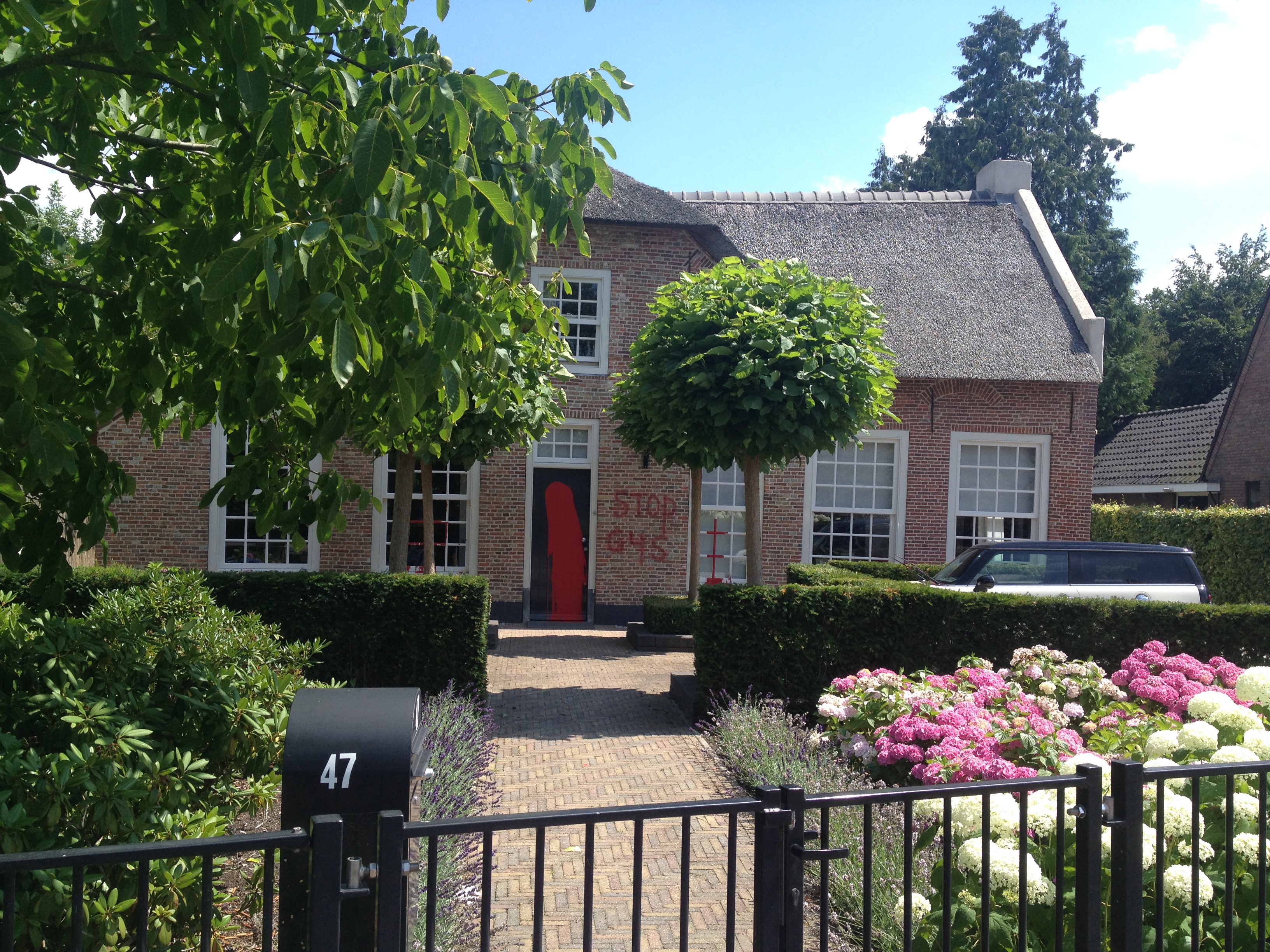 Huis in Loosdrecht besmeurd met rode verf