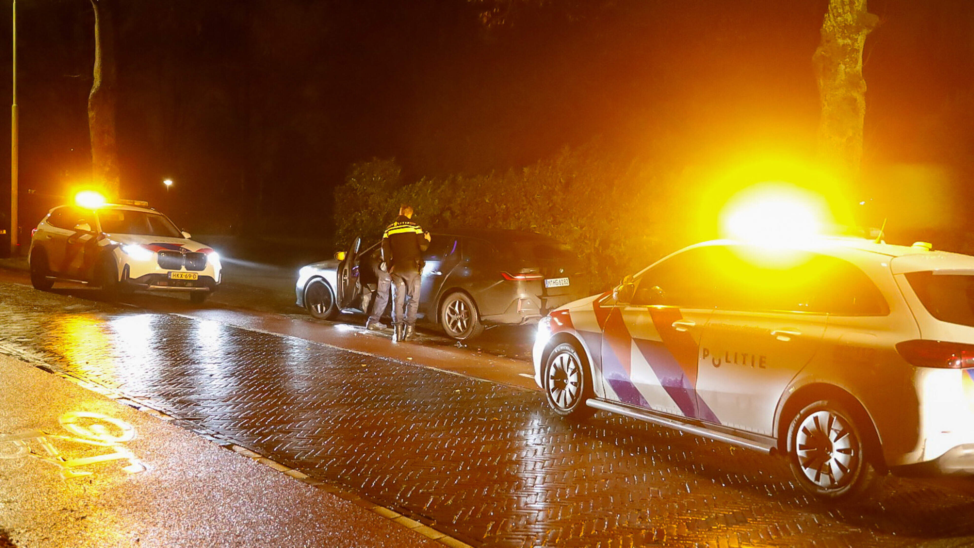 Politie zoekt twee verdachten na doorzoeking auto aan de Alexanderlaan in Naarden