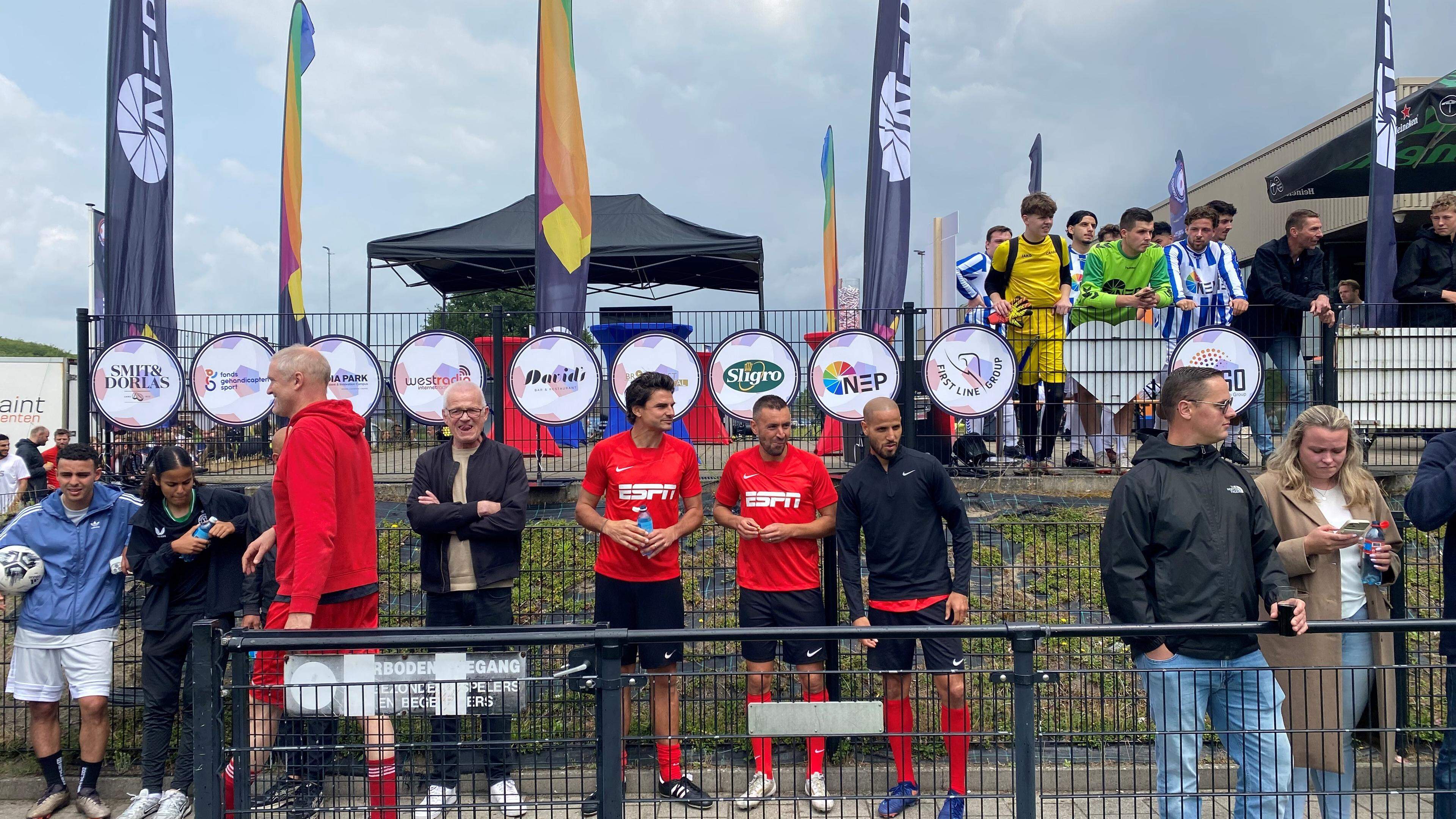 Media Voetbaltoernooi niet meer weg te denken uit Hilversum: ’Ad Visser vroeg altijd waar hij in het