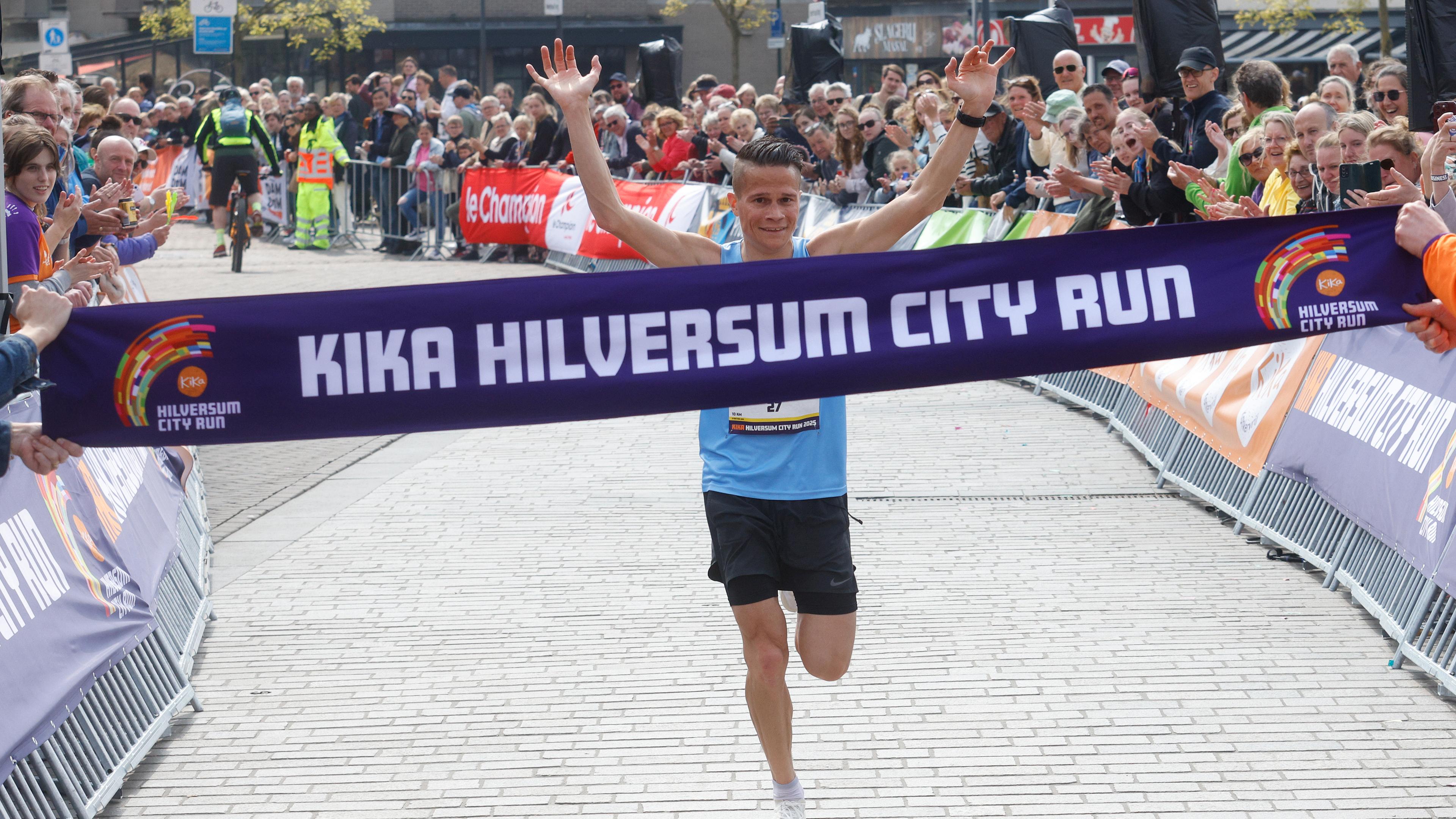 Herintreder en tophockeyster laten iedereen hun hielen zien tijdens Hilversum City Run: ’Ik keek ach