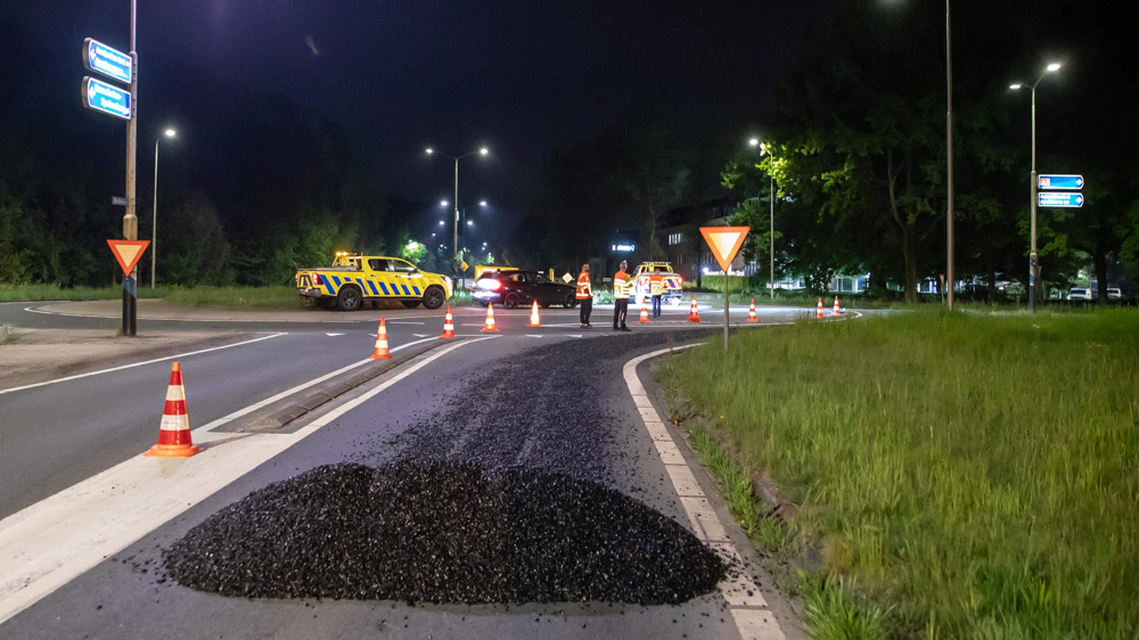 Vrachtwagen verliest lading warme asfalt op A1 bij Baarn/Eembrugge en rijdt vervolgens door