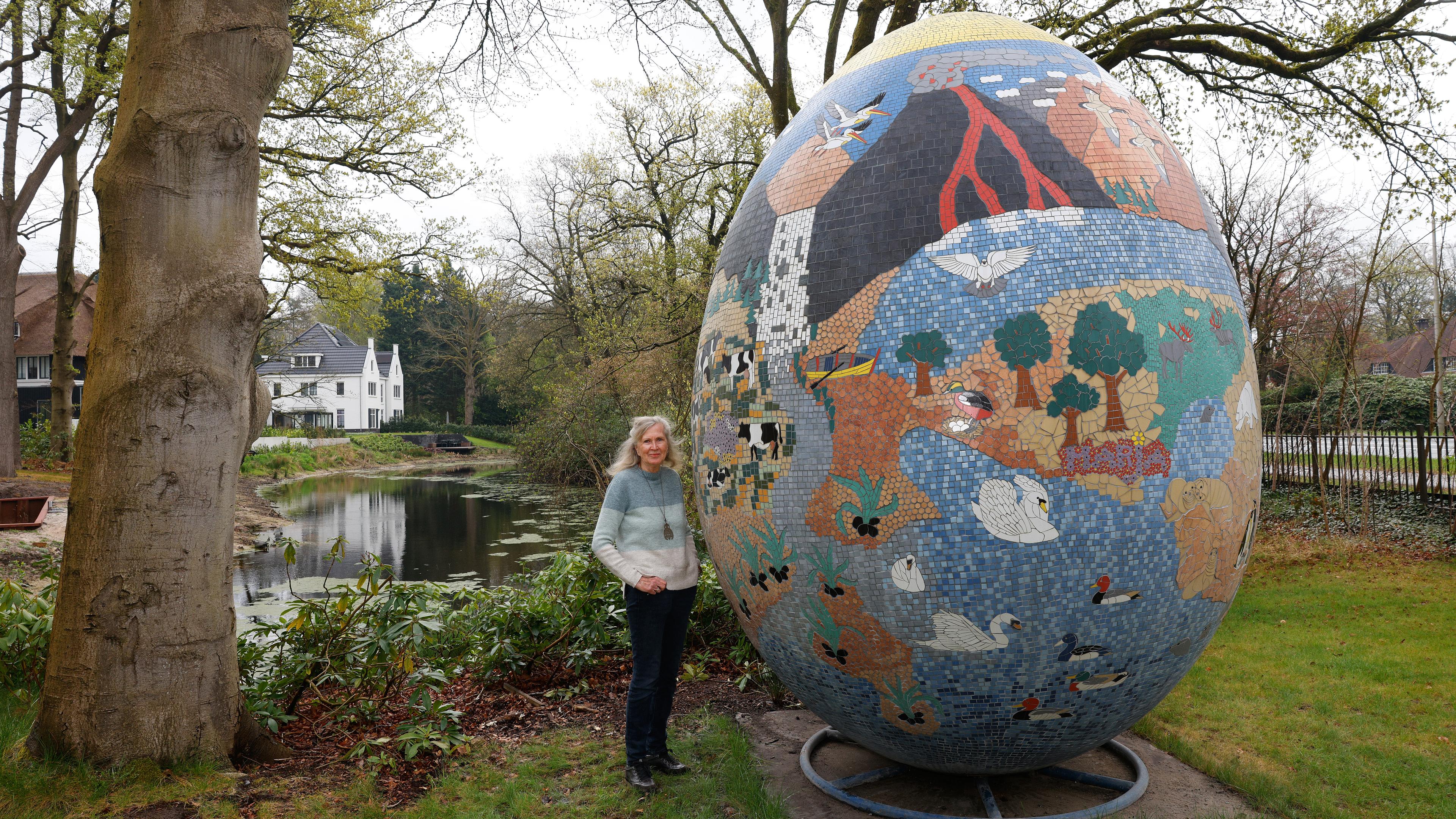 Grootste mozaïek-ei ter wereld staat weer te glimmen in Hilversum. Bijzonder kunstwerk is na grote s