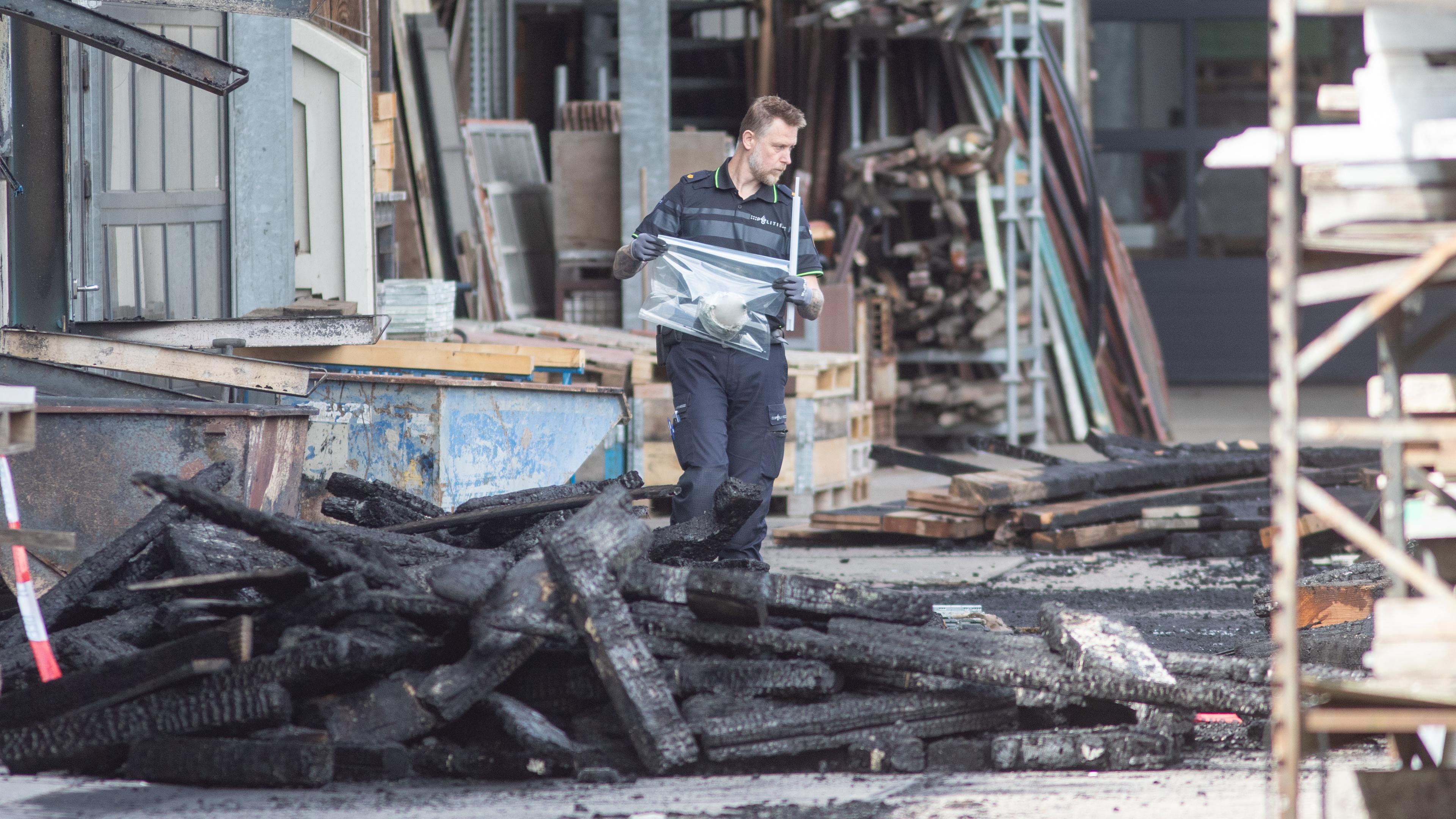 Politie doet onderzoek naar oorzaak brand bij Van IJken Oude Bouwmaterialen in Eemnes