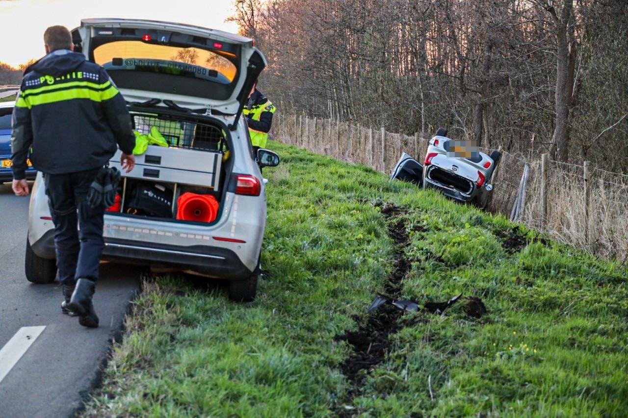 Auto belandt op de kop in de berm op de N236 in Ankeveen