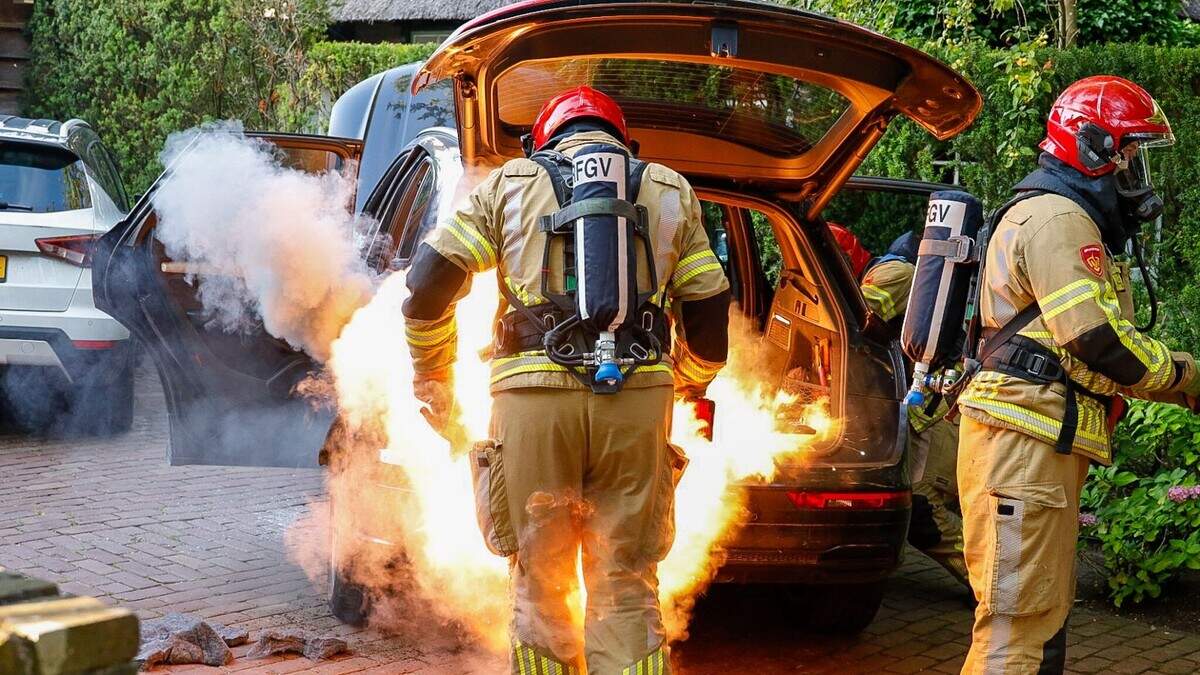Brandweerman gewond bij autobrand blussen in Huizen