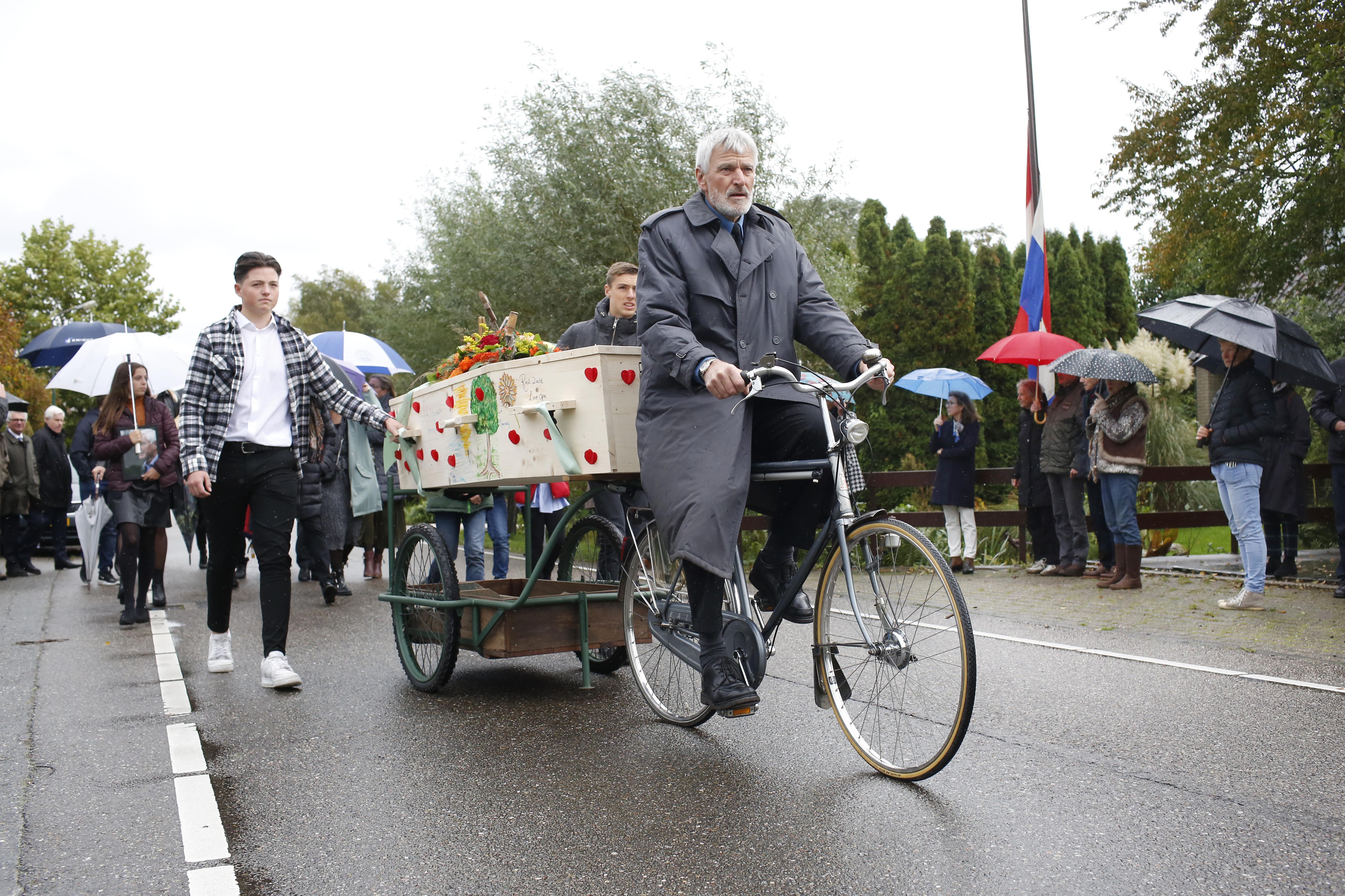 Rouwstoet met bakfiets voor bekende Ankevener