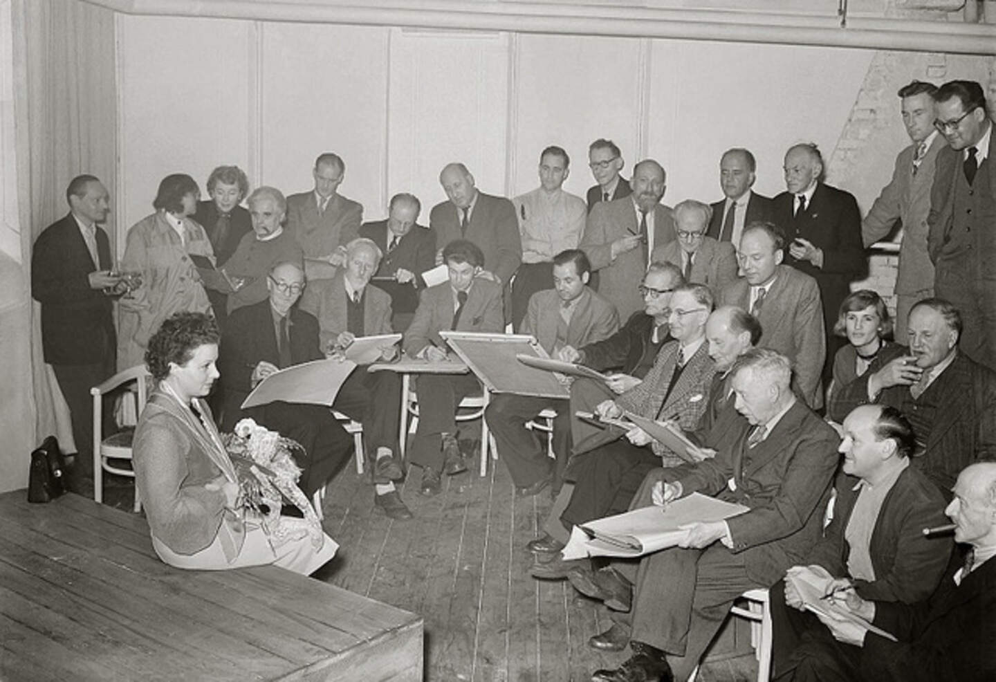 Voor deze foto uit de begintijd kreeg het model kleding aan en werden alle leden opgetrommeld.