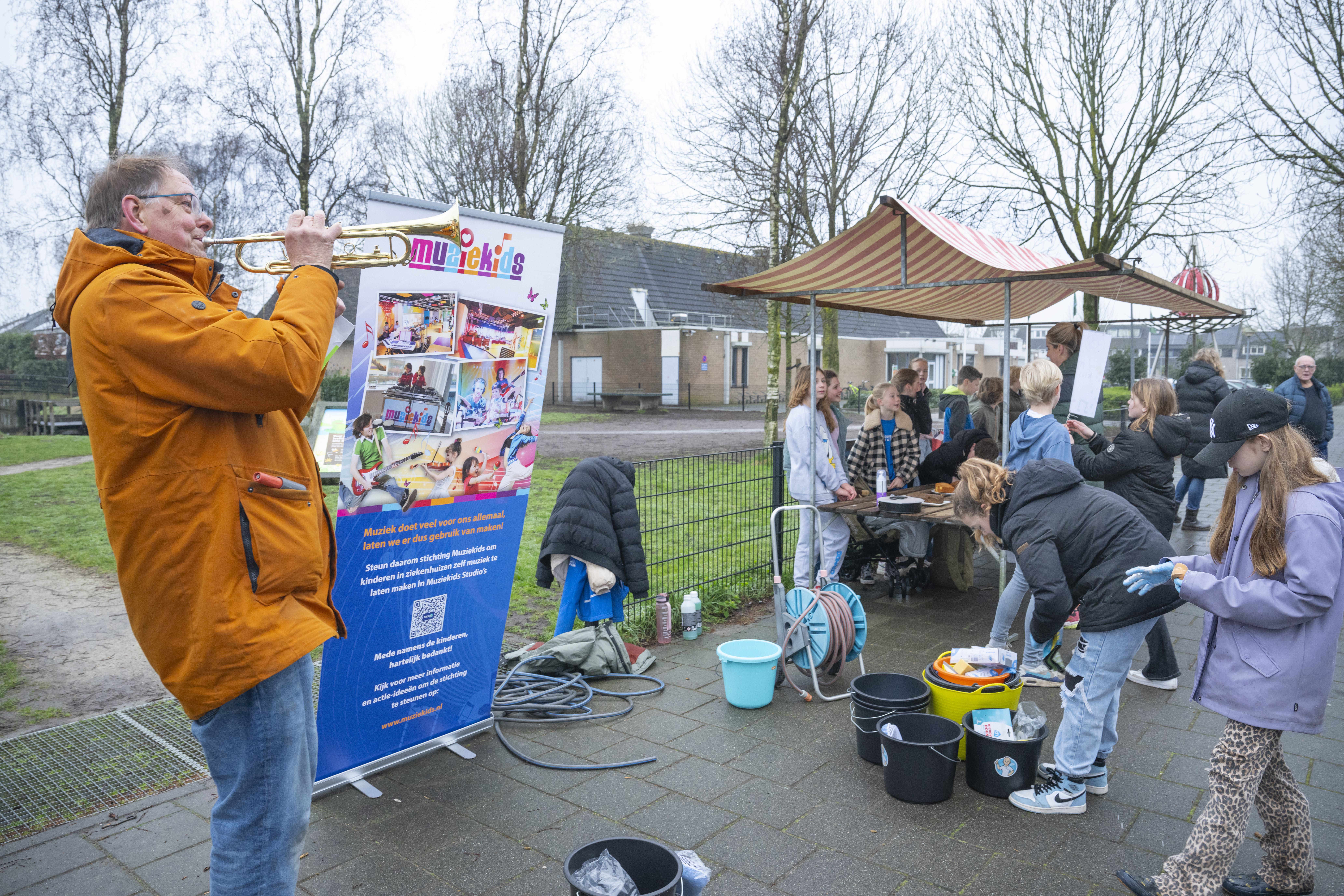 Pop-upwasstraat in Kortenhoef voor het goede doel. St. Antoniusschool in actie voor Muziekids Tergoo