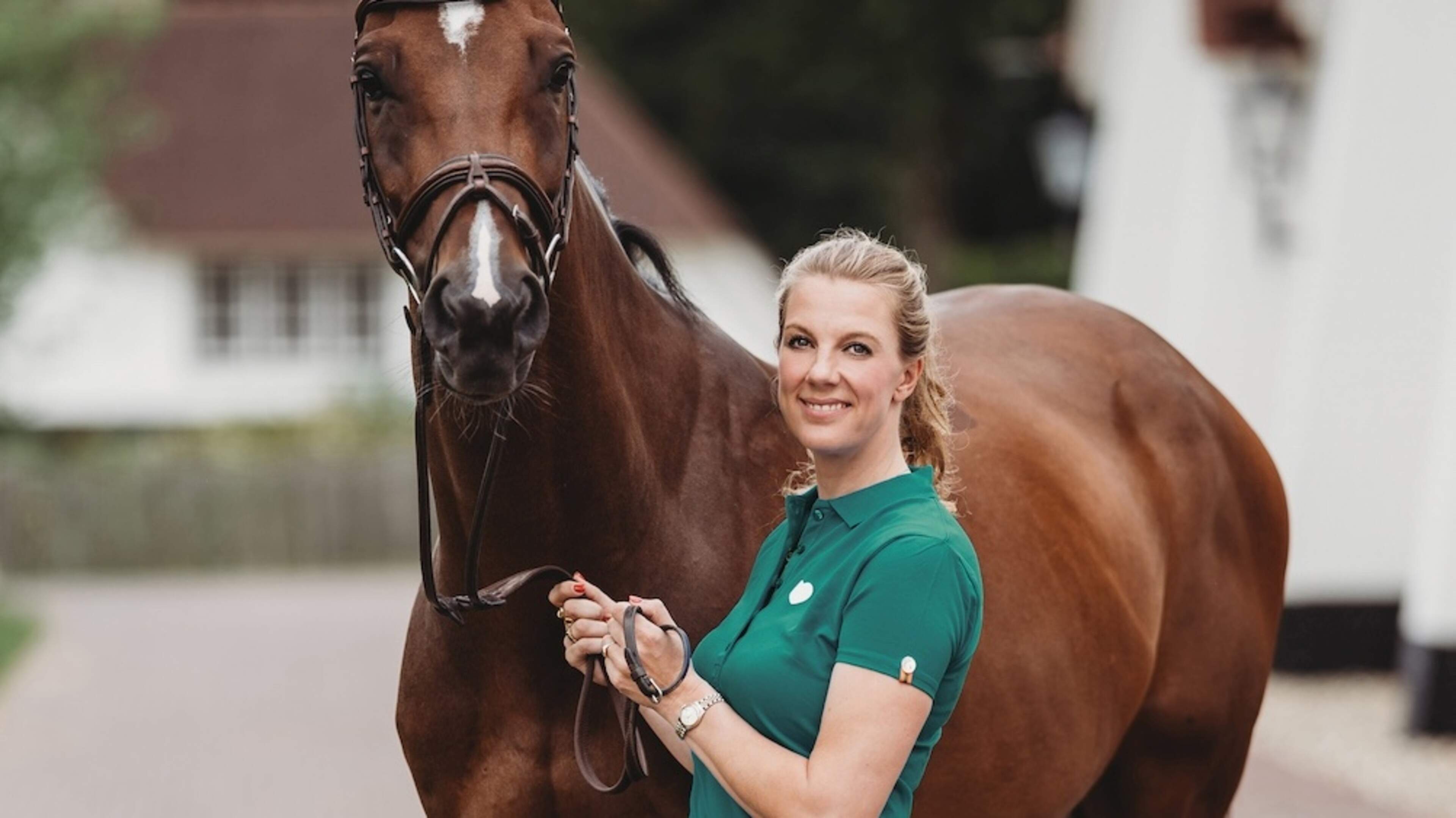 Eemnesser amazone Suus Kuyten veilt pony Merry Christmas voor het goede doel