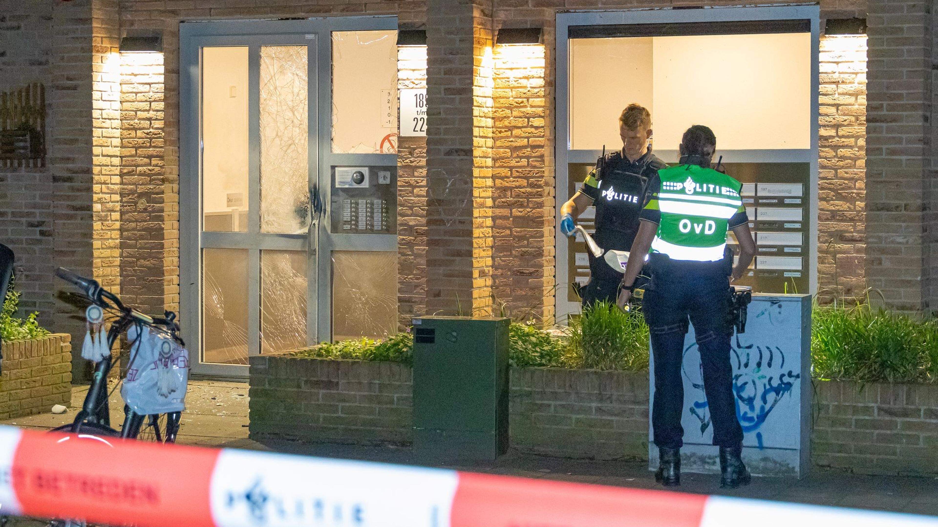 Explosie bij ingang flat in Hilversum